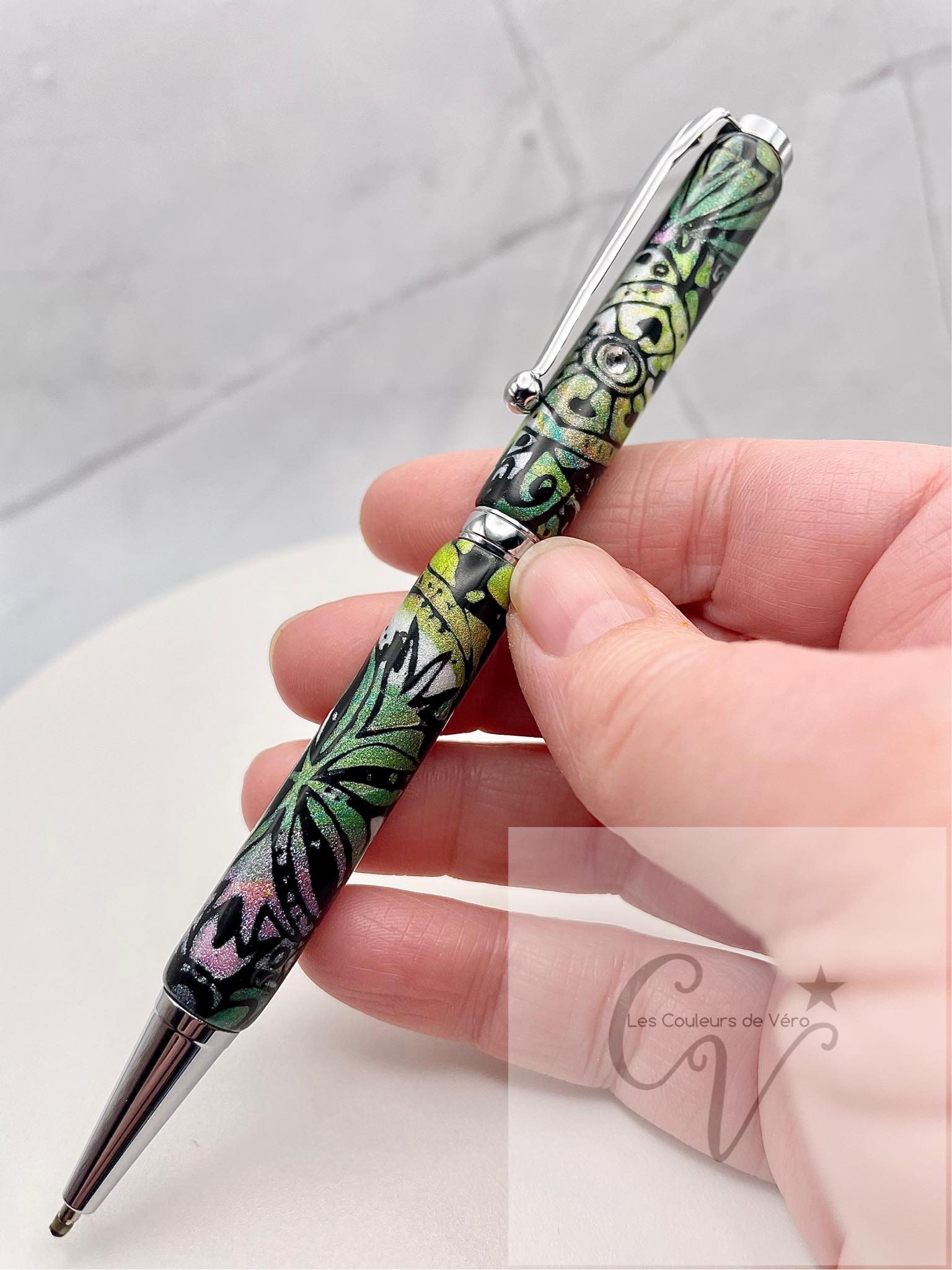 Cet incroyable stylo est doux et lisse au touché, avec un motif unique fait à la main en pâte polymère. La pâte a été minutieusement appliquée sur les tubes du stylo et a été poncée et vernis pour une finition éblouissante et durable. Fabriqué au Québec par une talentueuse artisane locale, ce stylo est une oeuvre! Polymer clay pen handmade. you can change the ink!