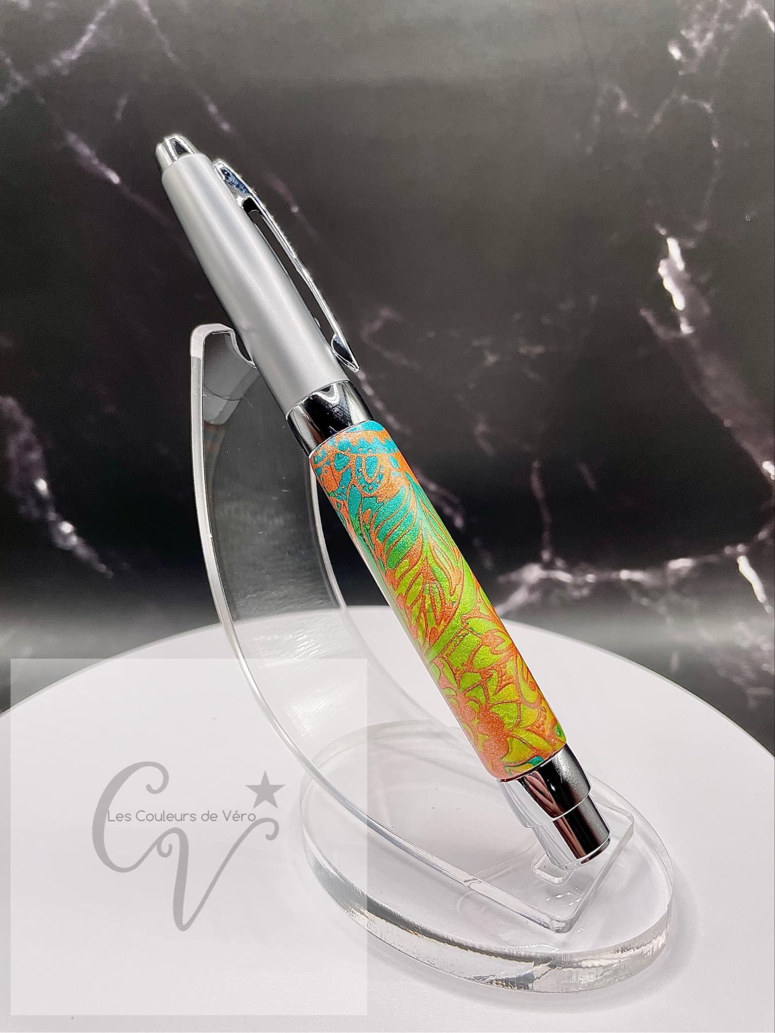 Découvrez le plaisir d'écrire avec ce stylo plume en pâte polymère unique, conçu avec soin en Amérique du Nord. Son design élégant et sa qualité supérieure offrent une expérience d'écriture fluide et précise. Ajoutez une touche de style à toutes vos occasions avec cet outil d'écriture fin et élégant.