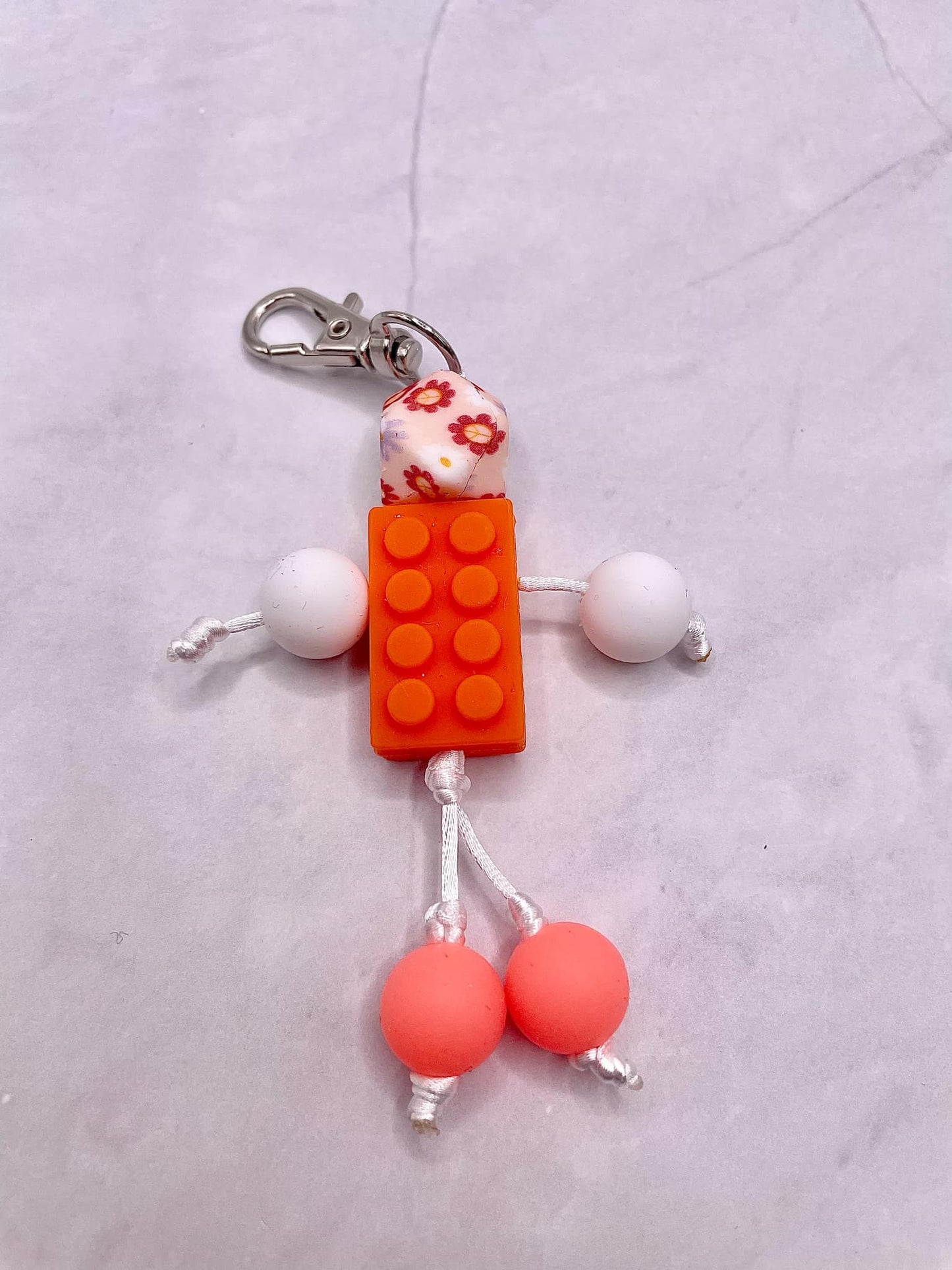 Bonhomme tissé à la main : ce porte-clés est un cordon tréssé avec perle silicone. Tissé à la main à travers différents fils de couleur, beau, unique et plein de créativité. Il peut être associé à un étui de téléphone, un sac à cartes, un portefeuille, une clé de voiture, un pendentif ou une petite poupée à suspendre pour enrichir d'autres fonctions d'utilisation.