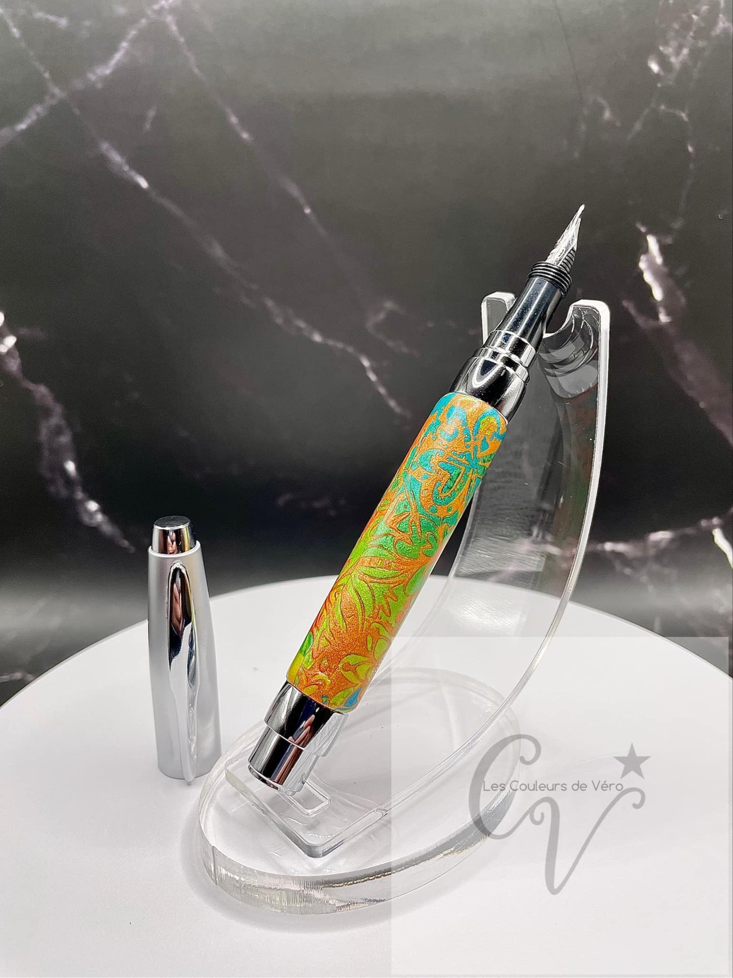 Découvrez le plaisir d'écrire avec ce stylo plume en pâte polymère unique, conçu avec soin en Amérique du Nord. Son design élégant et sa qualité supérieure offrent une expérience d'écriture fluide et précise. Ajoutez une touche de style à toutes vos occasions avec cet outil d'écriture fin et élégant.