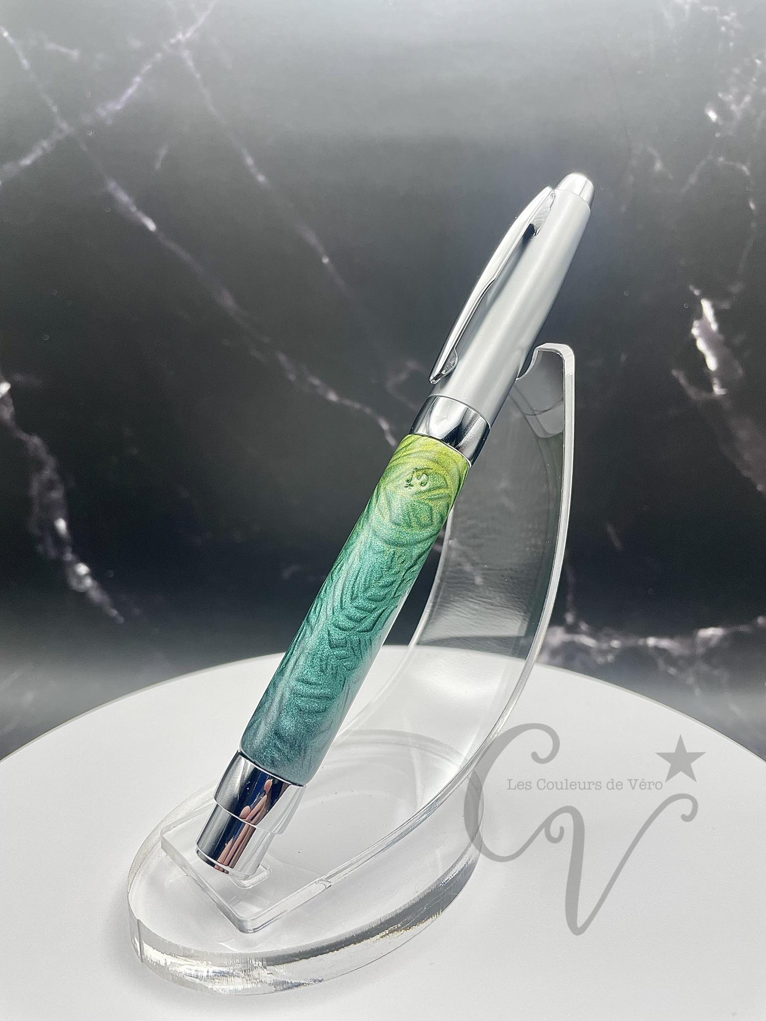 Découvrez le plaisir d'écrire avec ce stylo plume en pâte polymère unique, conçu avec soin en Amérique du Nord. Son design élégant et sa qualité supérieure offrent une expérience d'écriture fluide et précise. Ajoutez une touche de style à toutes vos occasions avec cet outil d'écriture fin et élégant.