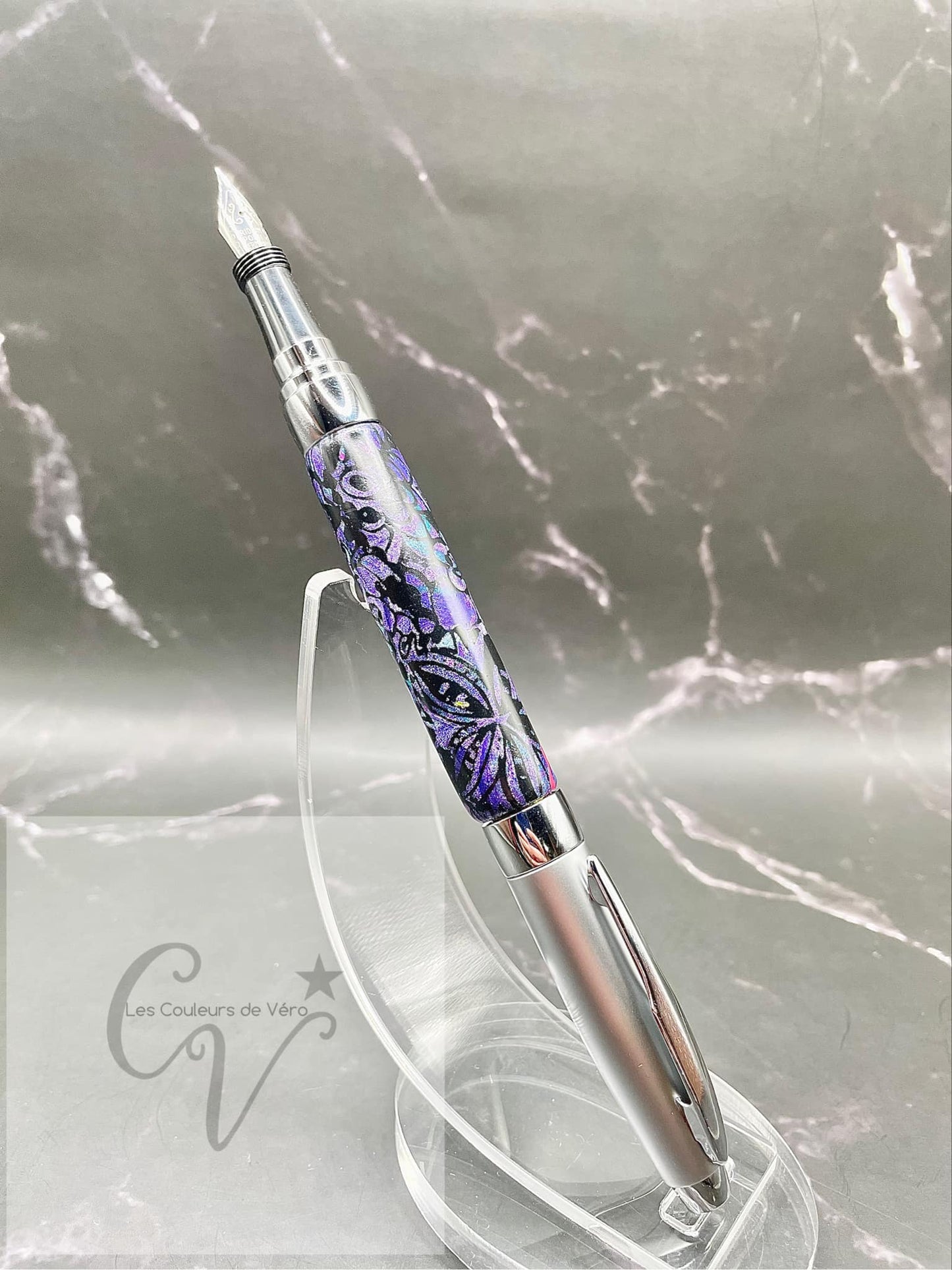 Découvrez le plaisir d'écrire avec ce stylo plume en pâte polymère unique, conçu avec soin en Amérique du Nord. Son design élégant et sa qualité supérieure offrent une expérience d'écriture fluide et précise. Ajoutez une touche de style à toutes vos occasions avec cet outil d'écriture fin et élégant.