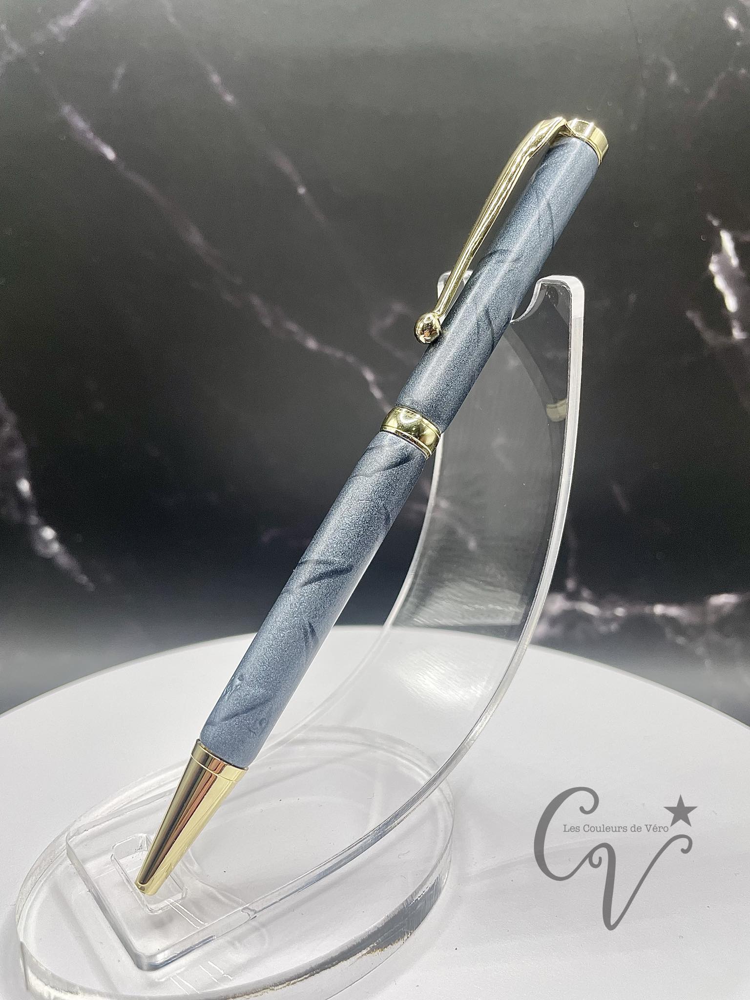 Démarquez-vous avec notre stylo bille torsion durable et unique! Confortable à utiliser et d'une qualité haut-de-gamme. Ajoutez-le à votre collection de stylos originaux et découvrez des possibilités infinies avec ce stylo de luxe. Faites le choix audacieux avec notre stylo exceptionnel, le crayon à l'encre qui vous fera vivre des aventures uniques!