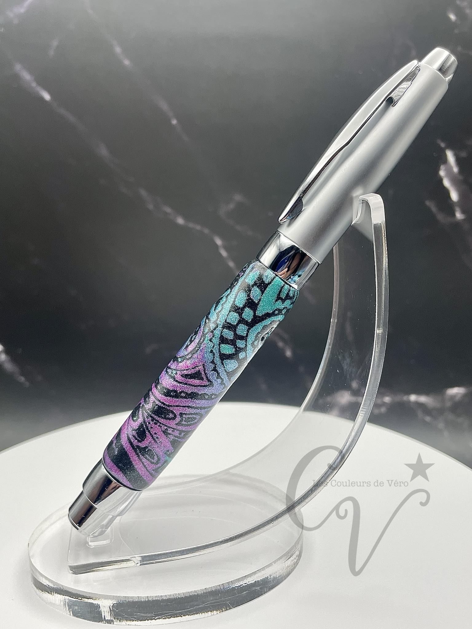 Découvrez le plaisir d'écrire avec ce stylo plume en pâte polymère unique, conçu avec soin en Amérique du Nord. Son design élégant et sa qualité supérieure offrent une expérience d'écriture fluide et précise. Ajoutez une touche de style à toutes vos occasions avec cet outil d'écriture fin et élégant.