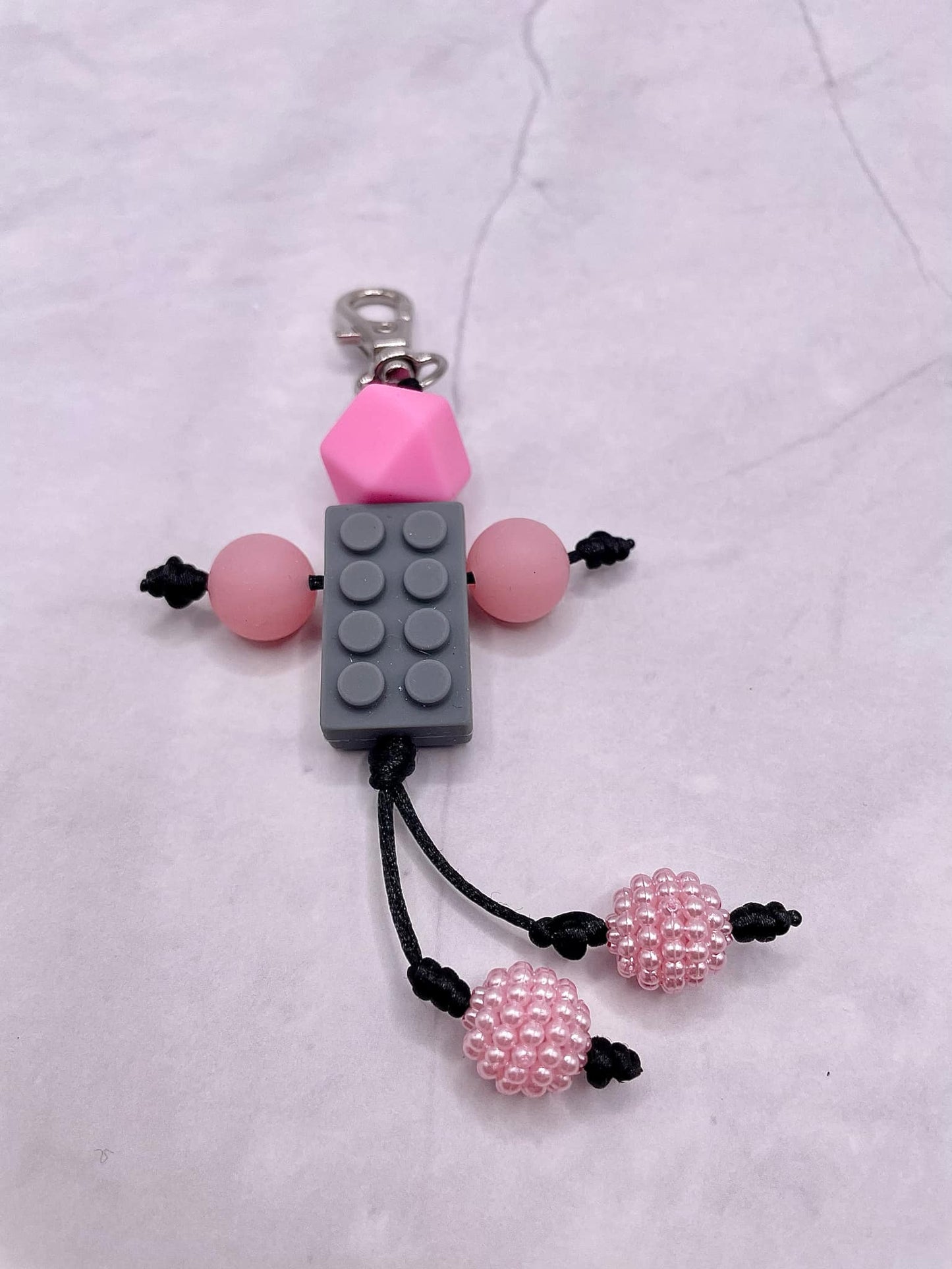 Bonhomme tissé à la main : ce porte-clés est un cordon tréssé avec perle silicone. Tissé à la main à travers différents fils de couleur, beau, unique et plein de créativité. Il peut être associé à un étui de téléphone, un sac à cartes, un portefeuille, une clé de voiture, un pendentif ou une petite poupée à suspendre pour enrichir d'autres fonctions d'utilisation.