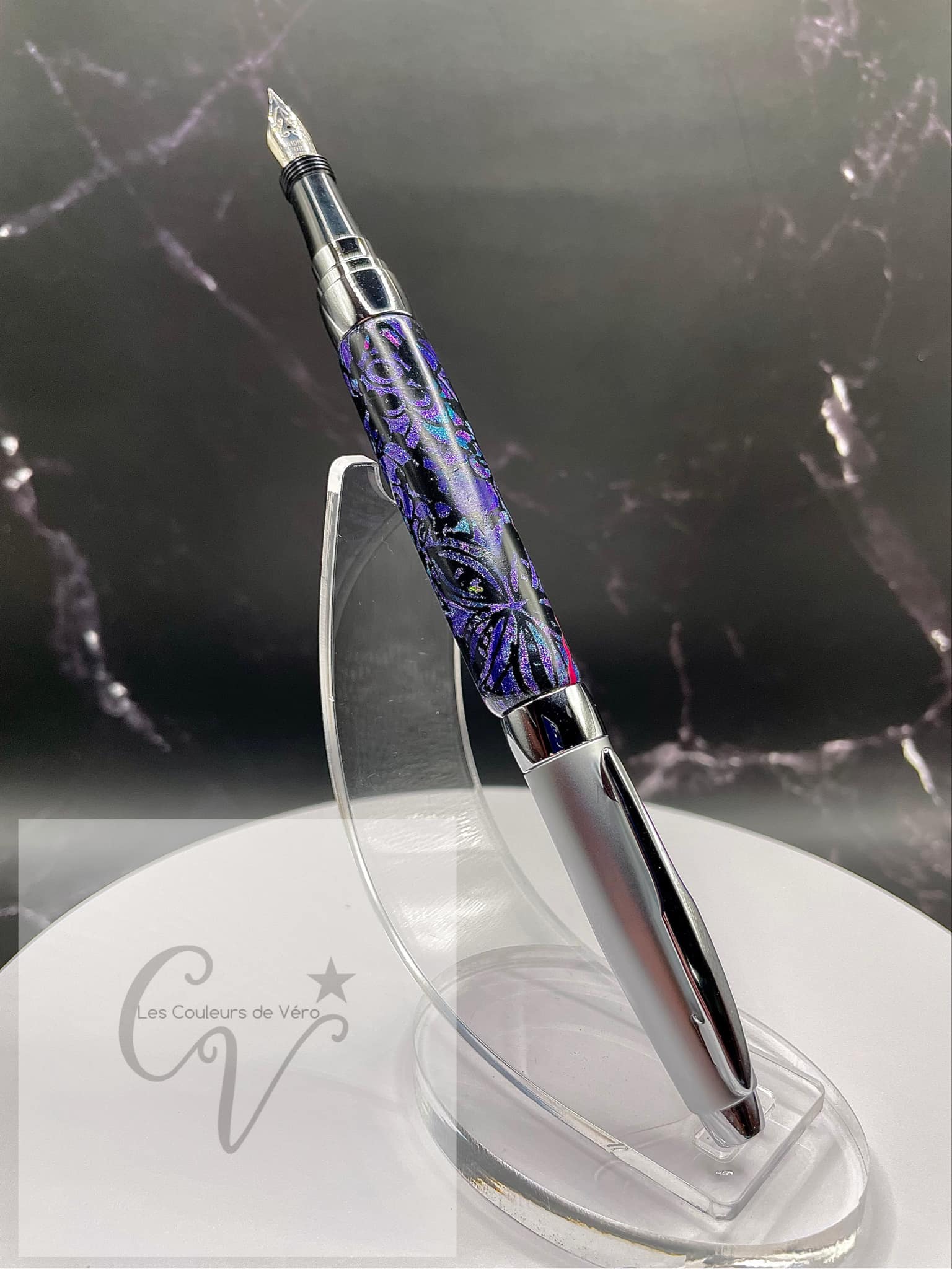 Découvrez le plaisir d'écrire avec ce stylo plume en pâte polymère unique, conçu avec soin en Amérique du Nord. Son design élégant et sa qualité supérieure offrent une expérience d'écriture fluide et précise. Ajoutez une touche de style à toutes vos occasions avec cet outil d'écriture fin et élégant.