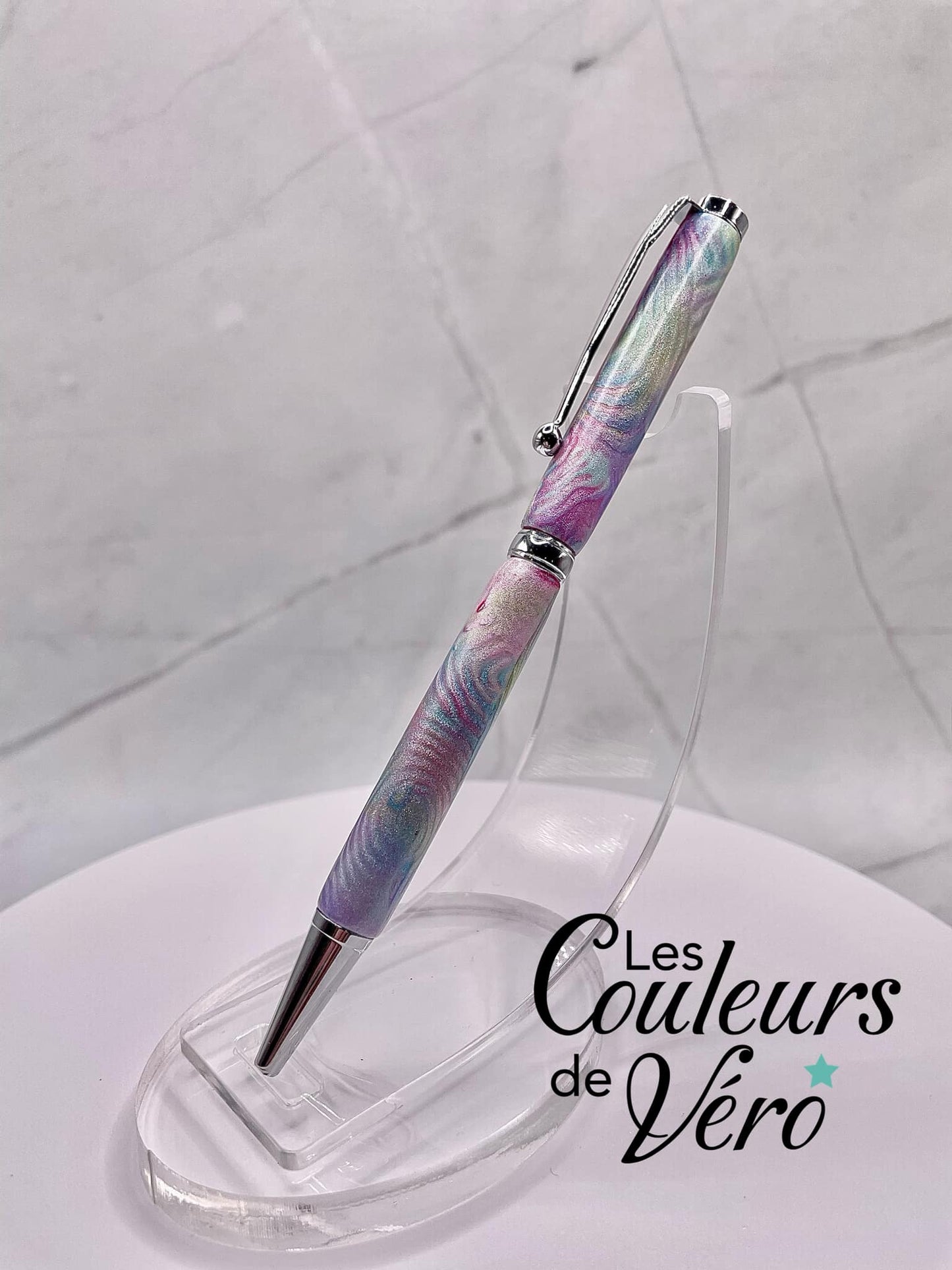 Le seul et unique exemplaire; Stylo bille twist durable, on peut changer l'encre! Un véritable Chef-d'œuvre!