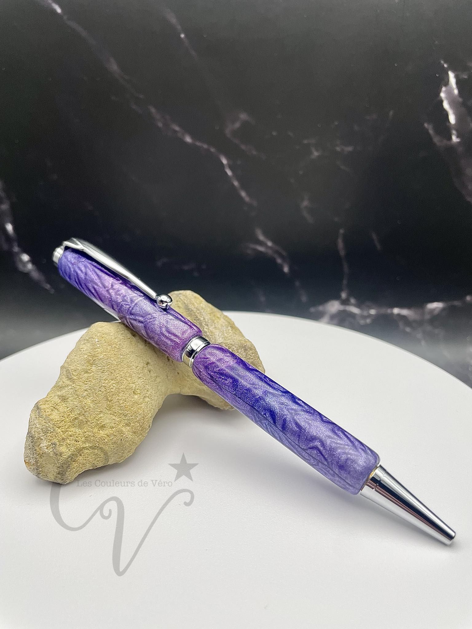 Démarquez-vous avec notre stylo bille torsion durable et unique! Confortable à utiliser et d'une qualité haut-de-gamme. Ajoutez-le à votre collection de stylos originaux et découvrez des possibilités infinies avec ce stylo de luxe. Faites le choix audacieux avec notre stylo exceptionnel, le crayon à l'encre qui vous fera vivre des aventures uniques!