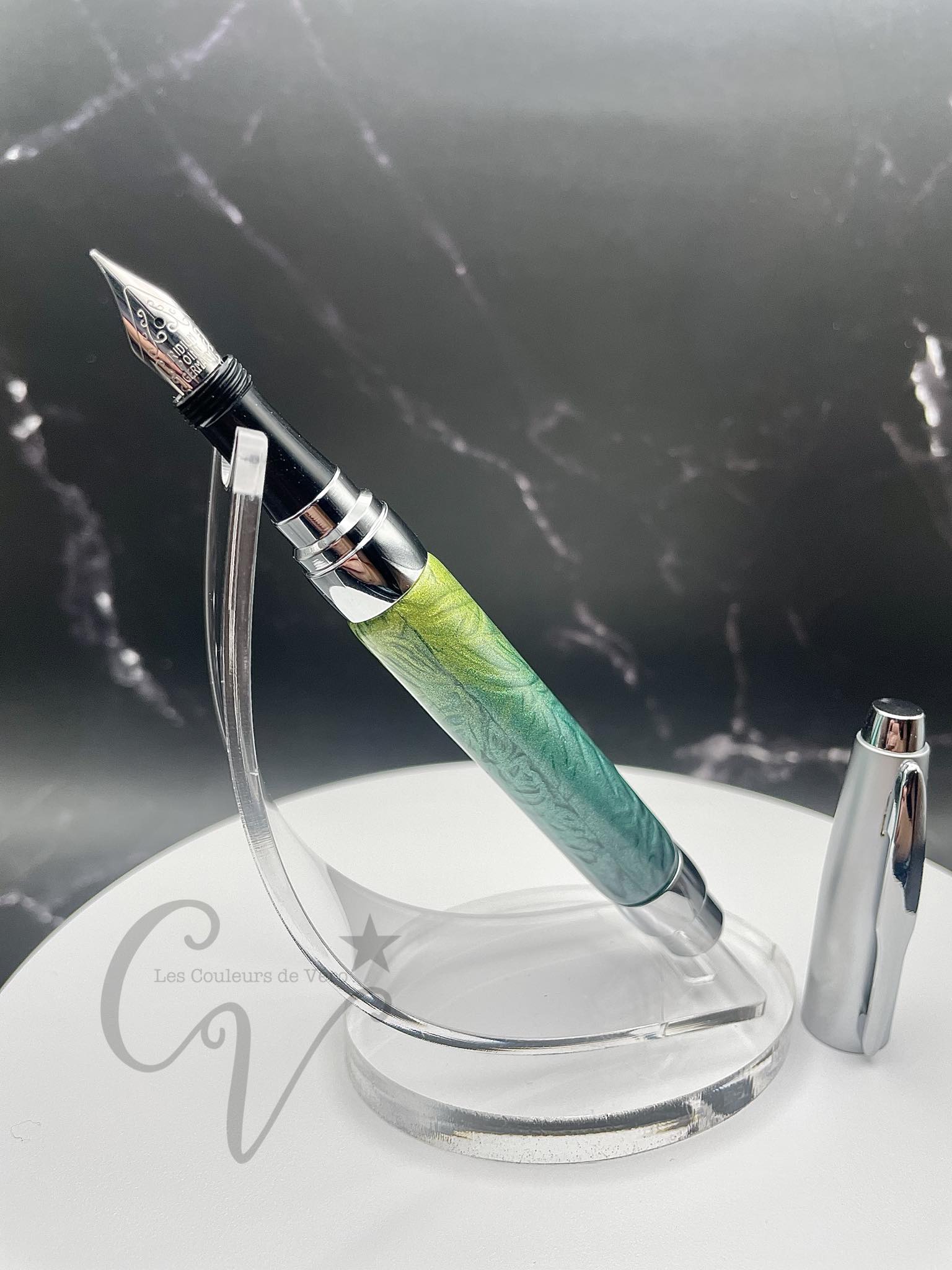 Découvrez le plaisir d'écrire avec ce stylo plume en pâte polymère unique, conçu avec soin en Amérique du Nord. Son design élégant et sa qualité supérieure offrent une expérience d'écriture fluide et précise. Ajoutez une touche de style à toutes vos occasions avec cet outil d'écriture fin et élégant.