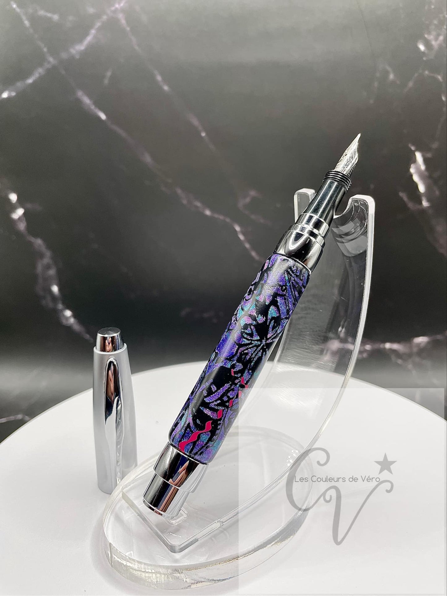 Découvrez le plaisir d'écrire avec ce stylo plume en pâte polymère unique, conçu avec soin en Amérique du Nord. Son design élégant et sa qualité supérieure offrent une expérience d'écriture fluide et précise. Ajoutez une touche de style à toutes vos occasions avec cet outil d'écriture fin et élégant.