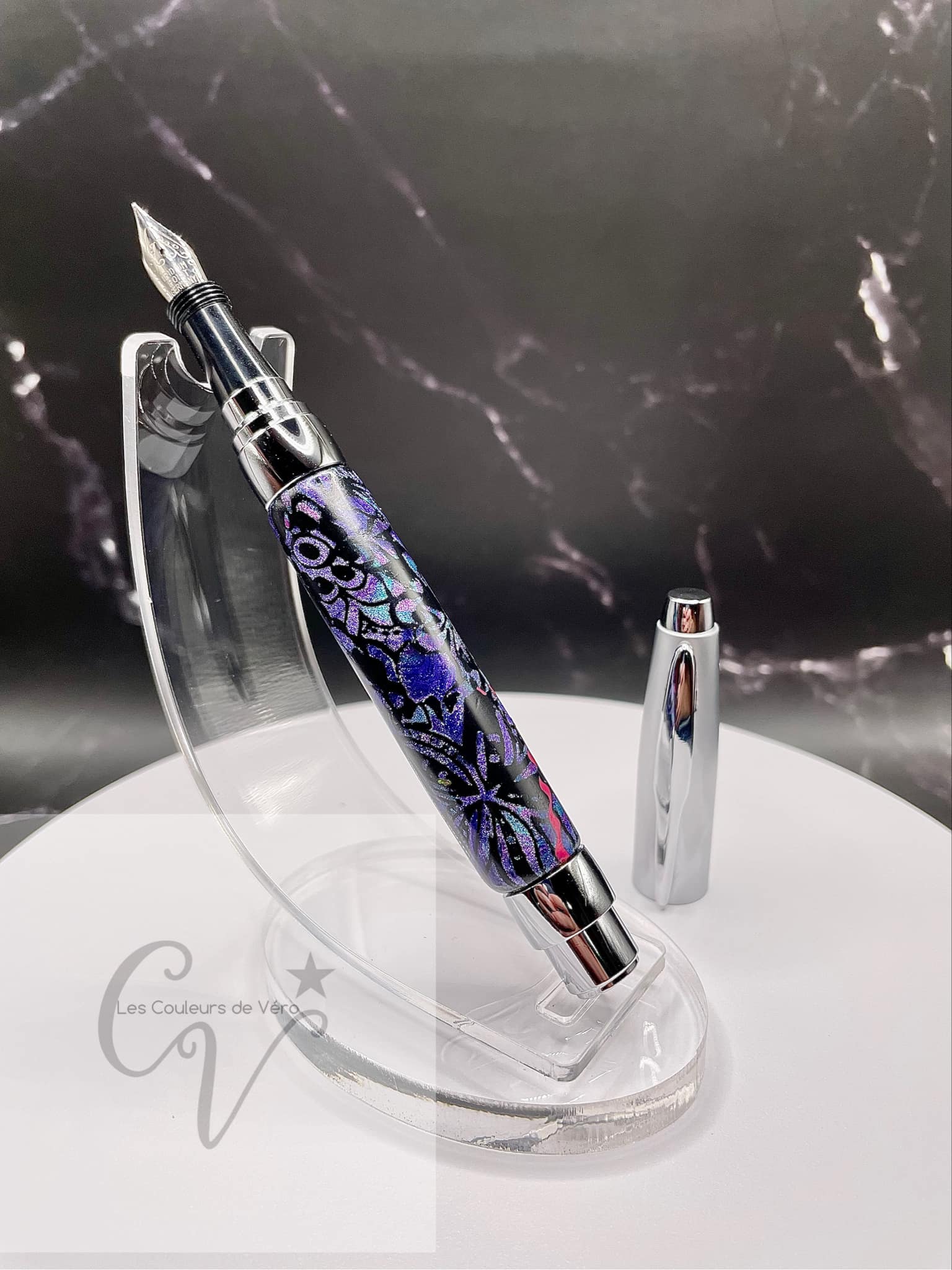 Découvrez le plaisir d'écrire avec ce stylo plume en pâte polymère unique, conçu avec soin en Amérique du Nord. Son design élégant et sa qualité supérieure offrent une expérience d'écriture fluide et précise. Ajoutez une touche de style à toutes vos occasions avec cet outil d'écriture fin et élégant.