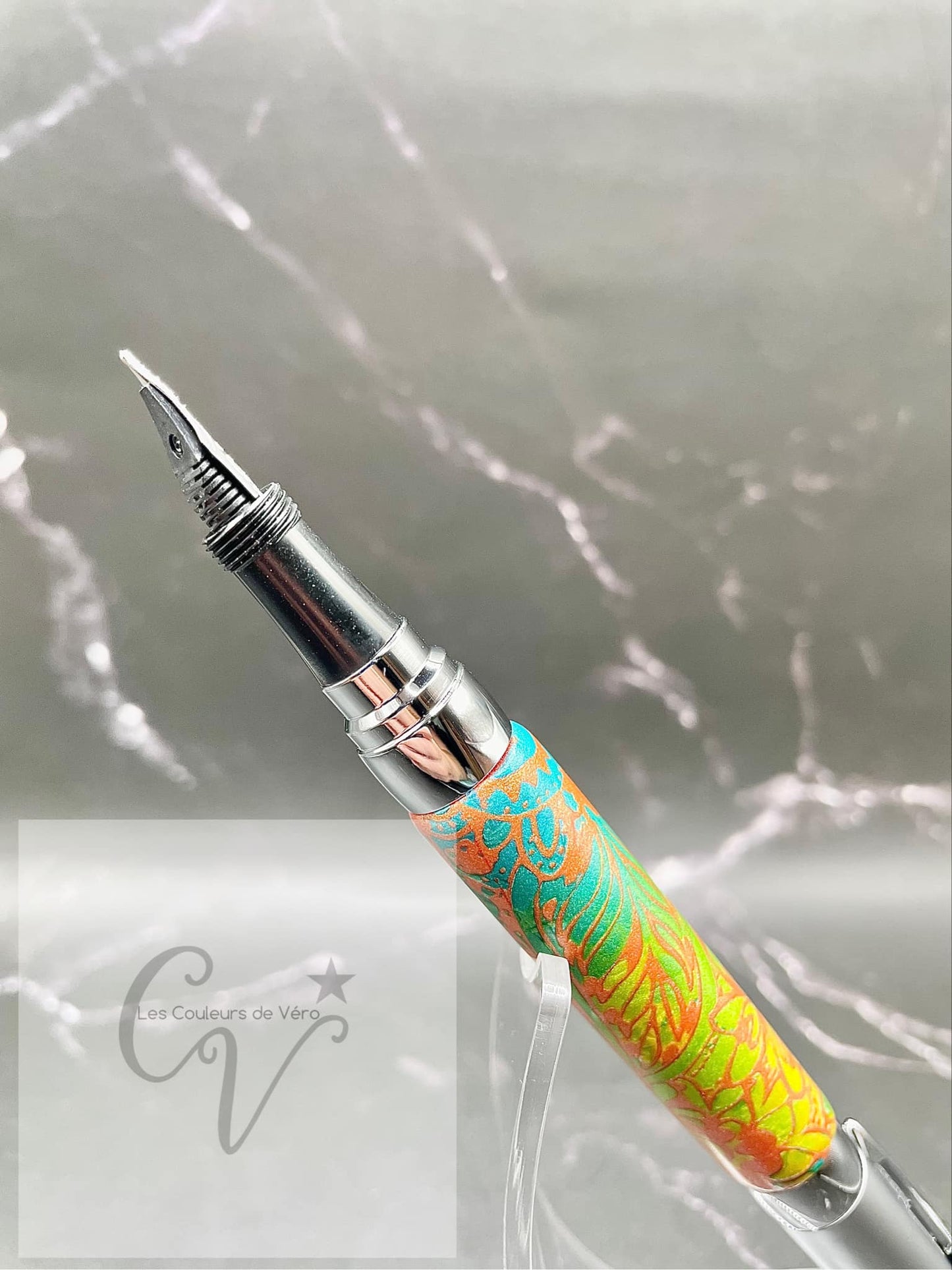 Découvrez le plaisir d'écrire avec ce stylo plume en pâte polymère unique, conçu avec soin en Amérique du Nord. Son design élégant et sa qualité supérieure offrent une expérience d'écriture fluide et précise. Ajoutez une touche de style à toutes vos occasions avec cet outil d'écriture fin et élégant.