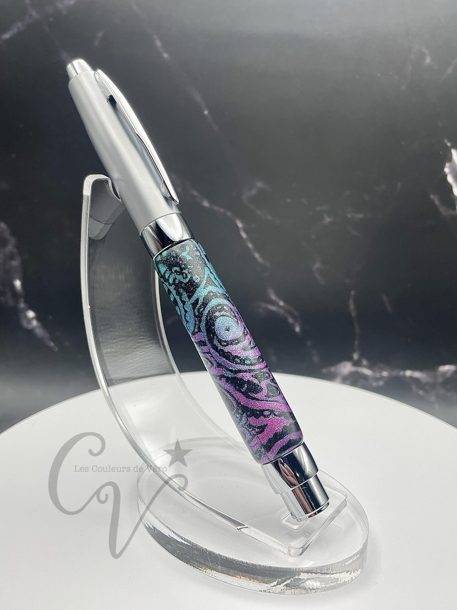 Découvrez le plaisir d'écrire avec ce stylo plume en pâte polymère unique, conçu avec soin en Amérique du Nord. Son design élégant et sa qualité supérieure offrent une expérience d'écriture fluide et précise. Ajoutez une touche de style à toutes vos occasions avec cet outil d'écriture fin et élégant.