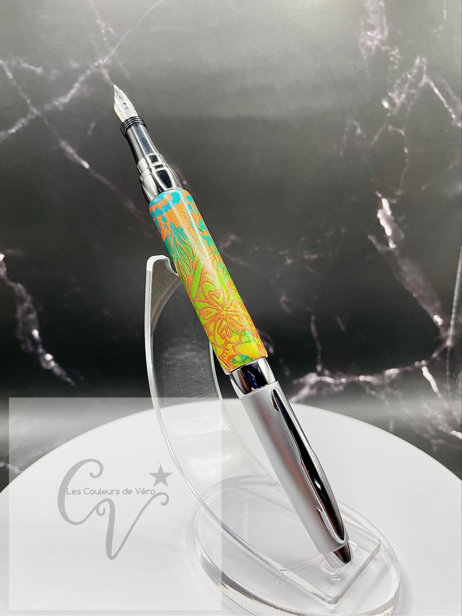 Découvrez le plaisir d'écrire avec ce stylo plume en pâte polymère unique, conçu avec soin en Amérique du Nord. Son design élégant et sa qualité supérieure offrent une expérience d'écriture fluide et précise. Ajoutez une touche de style à toutes vos occasions avec cet outil d'écriture fin et élégant.