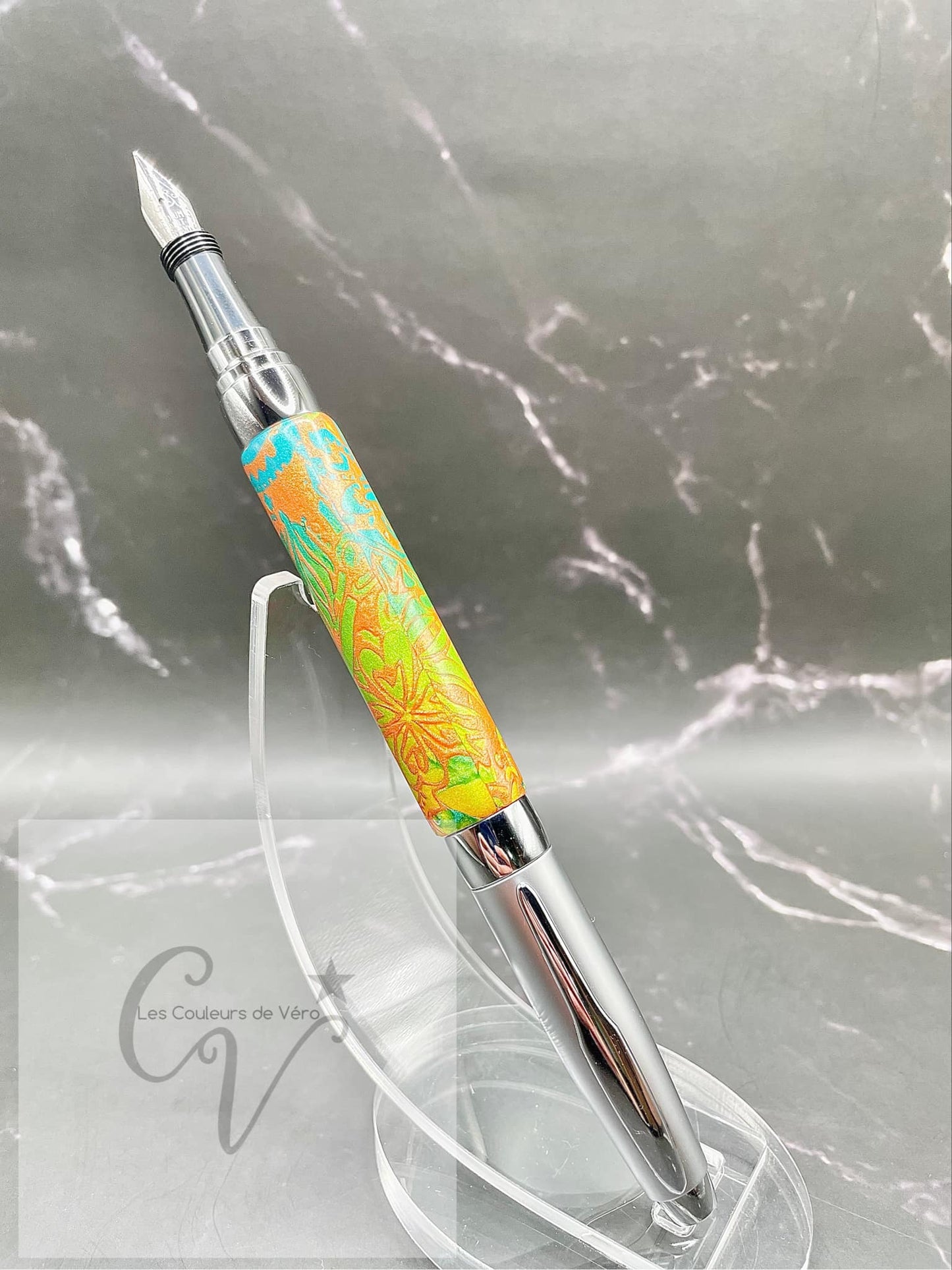 Découvrez le plaisir d'écrire avec ce stylo plume en pâte polymère unique, conçu avec soin en Amérique du Nord. Son design élégant et sa qualité supérieure offrent une expérience d'écriture fluide et précise. Ajoutez une touche de style à toutes vos occasions avec cet outil d'écriture fin et élégant.