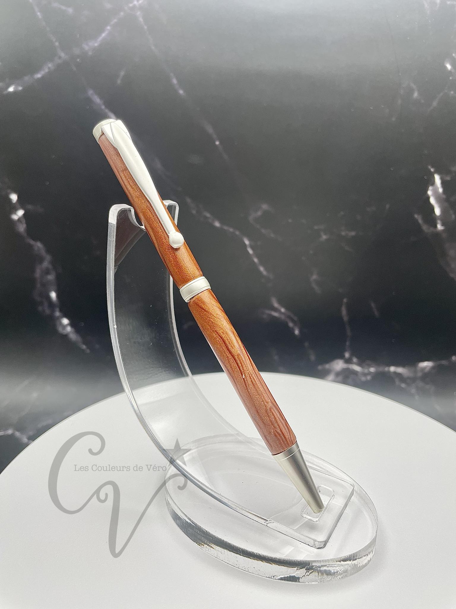 Démarquez-vous avec notre stylo bille torsion durable et unique! Confortable à utiliser et d'une qualité haut-de-gamme. Ajoutez-le à votre collection de stylos originaux et découvrez des possibilités infinies avec ce stylo de luxe. Faites le choix audacieux avec notre stylo exceptionnel, le crayon à l'encre qui vous fera vivre des aventures uniques!