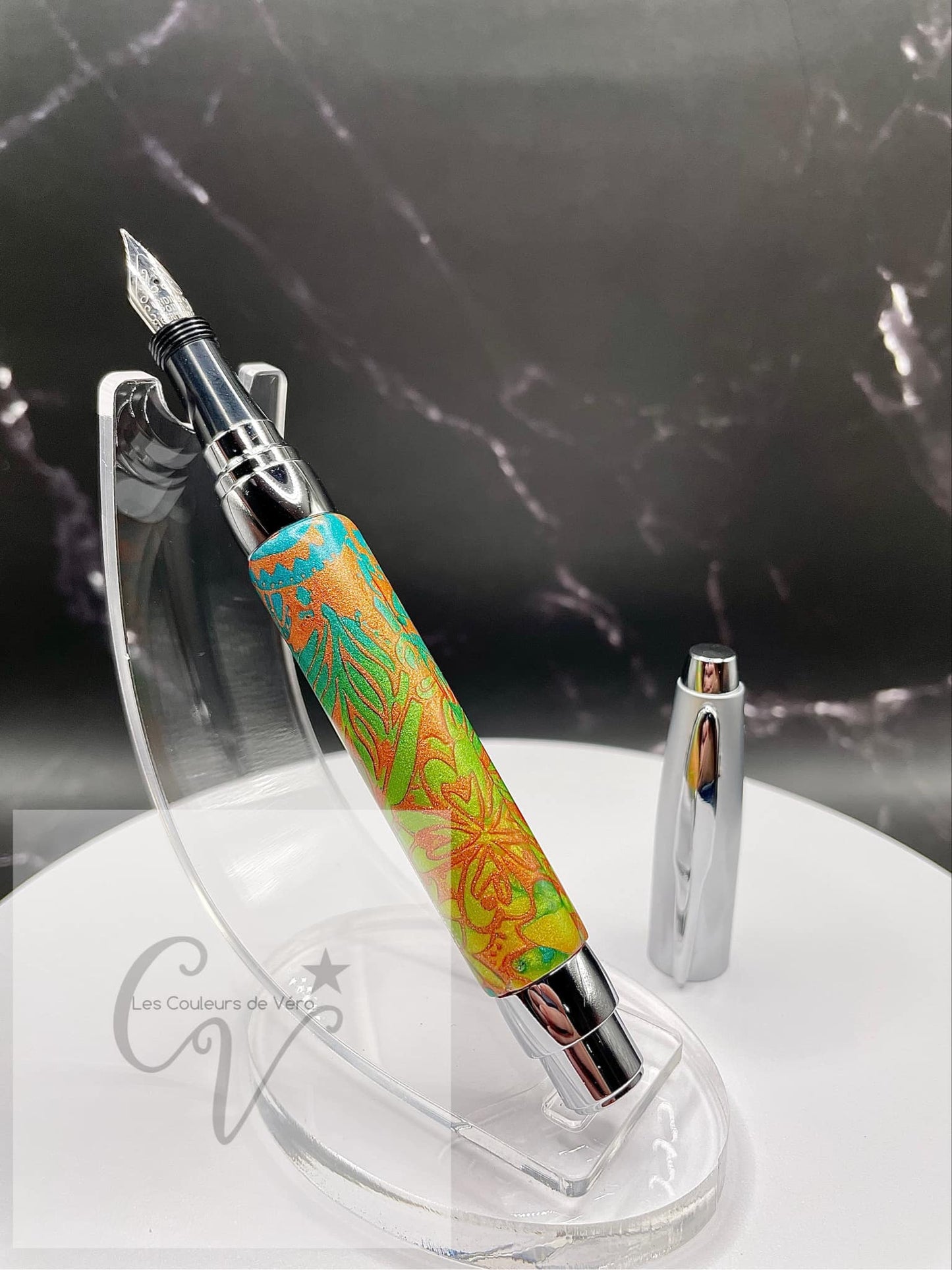 Découvrez le plaisir d'écrire avec ce stylo plume en pâte polymère unique, conçu avec soin en Amérique du Nord. Son design élégant et sa qualité supérieure offrent une expérience d'écriture fluide et précise. Ajoutez une touche de style à toutes vos occasions avec cet outil d'écriture fin et élégant.