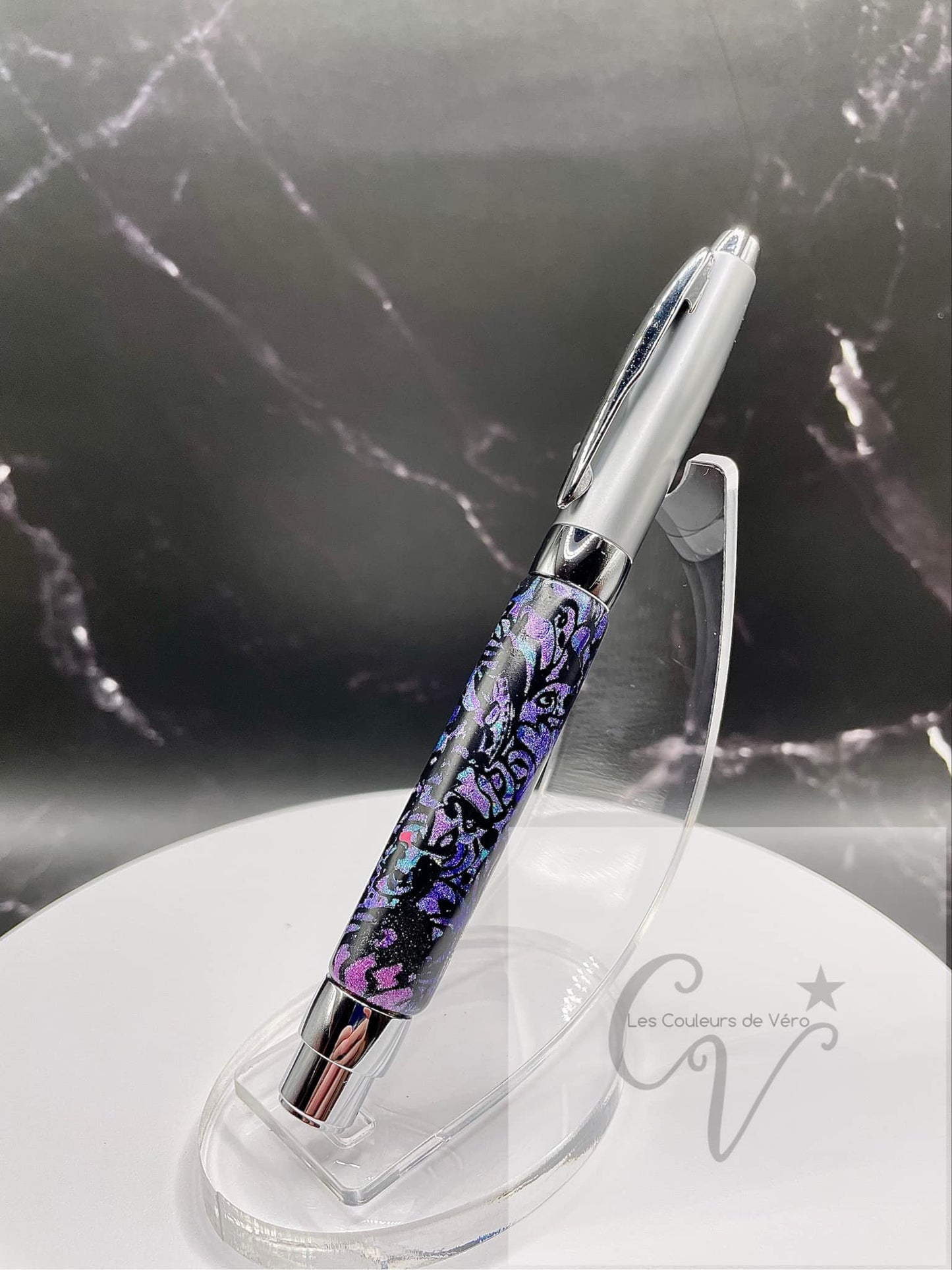 Découvrez le plaisir d'écrire avec ce stylo plume en pâte polymère unique, conçu avec soin en Amérique du Nord. Son design élégant et sa qualité supérieure offrent une expérience d'écriture fluide et précise. Ajoutez une touche de style à toutes vos occasions avec cet outil d'écriture fin et élégant.