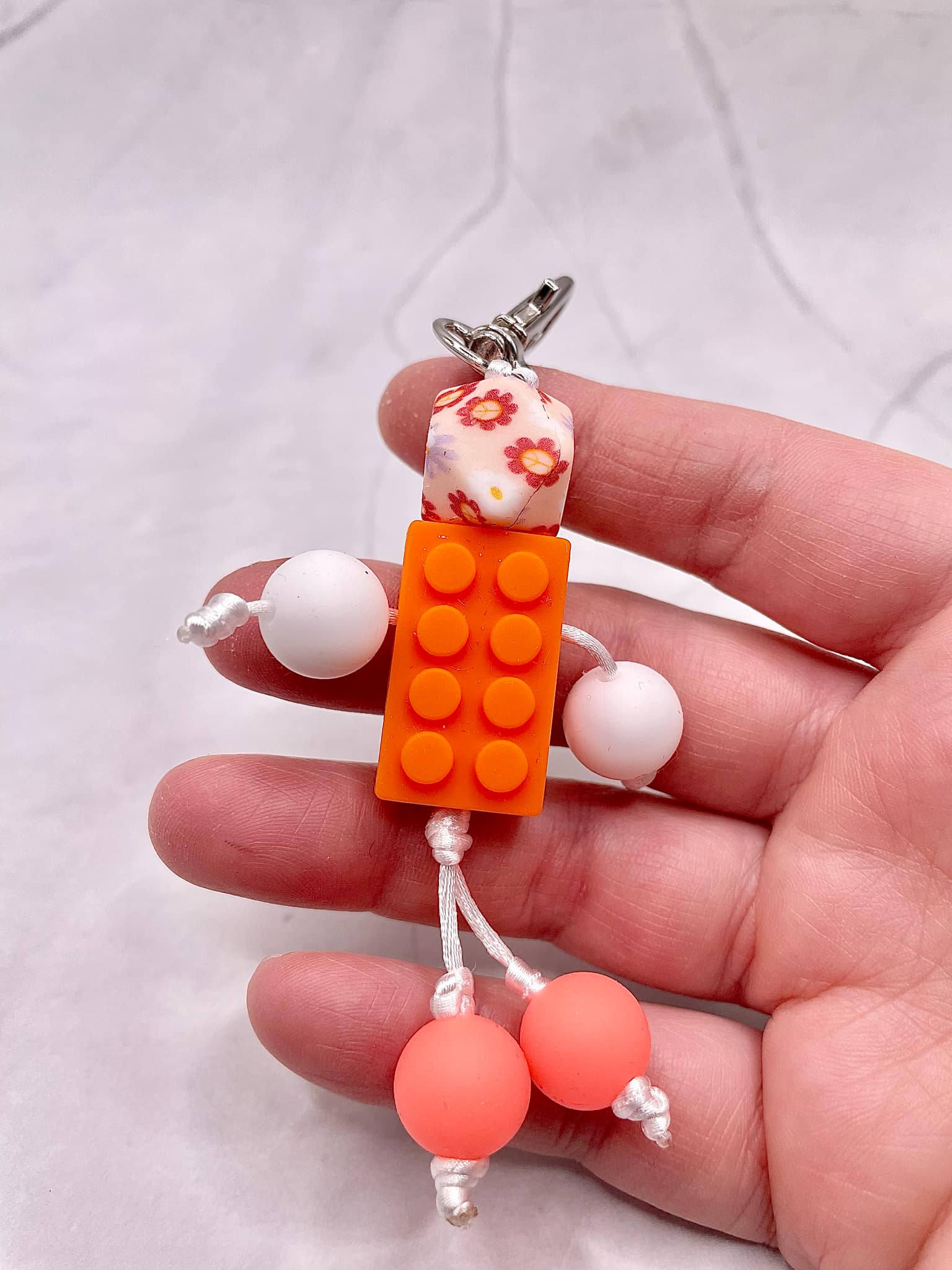 Bonhomme tissé à la main : ce porte-clés est un cordon tréssé avec perle silicone. Tissé à la main à travers différents fils de couleur, beau, unique et plein de créativité. Il peut être associé à un étui de téléphone, un sac à cartes, un portefeuille, une clé de voiture, un pendentif ou une petite poupée à suspendre pour enrichir d'autres fonctions d'utilisation.