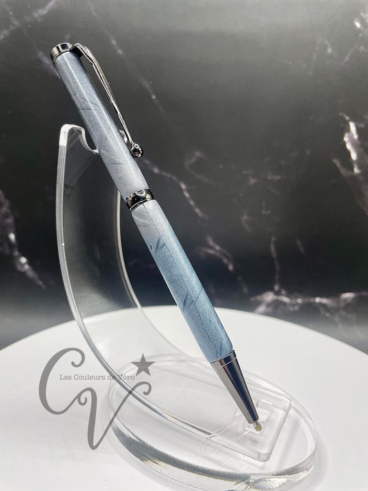 Démarquez-vous avec notre stylo bille torsion durable et unique! Confortable à utiliser et d'une qualité haut-de-gamme. Ajoutez-le à votre collection de stylos originaux et découvrez des possibilités infinies avec ce stylo de luxe. Faites le choix audacieux avec notre stylo exceptionnel, le crayon à l'encre qui vous fera vivre des aventures uniques!