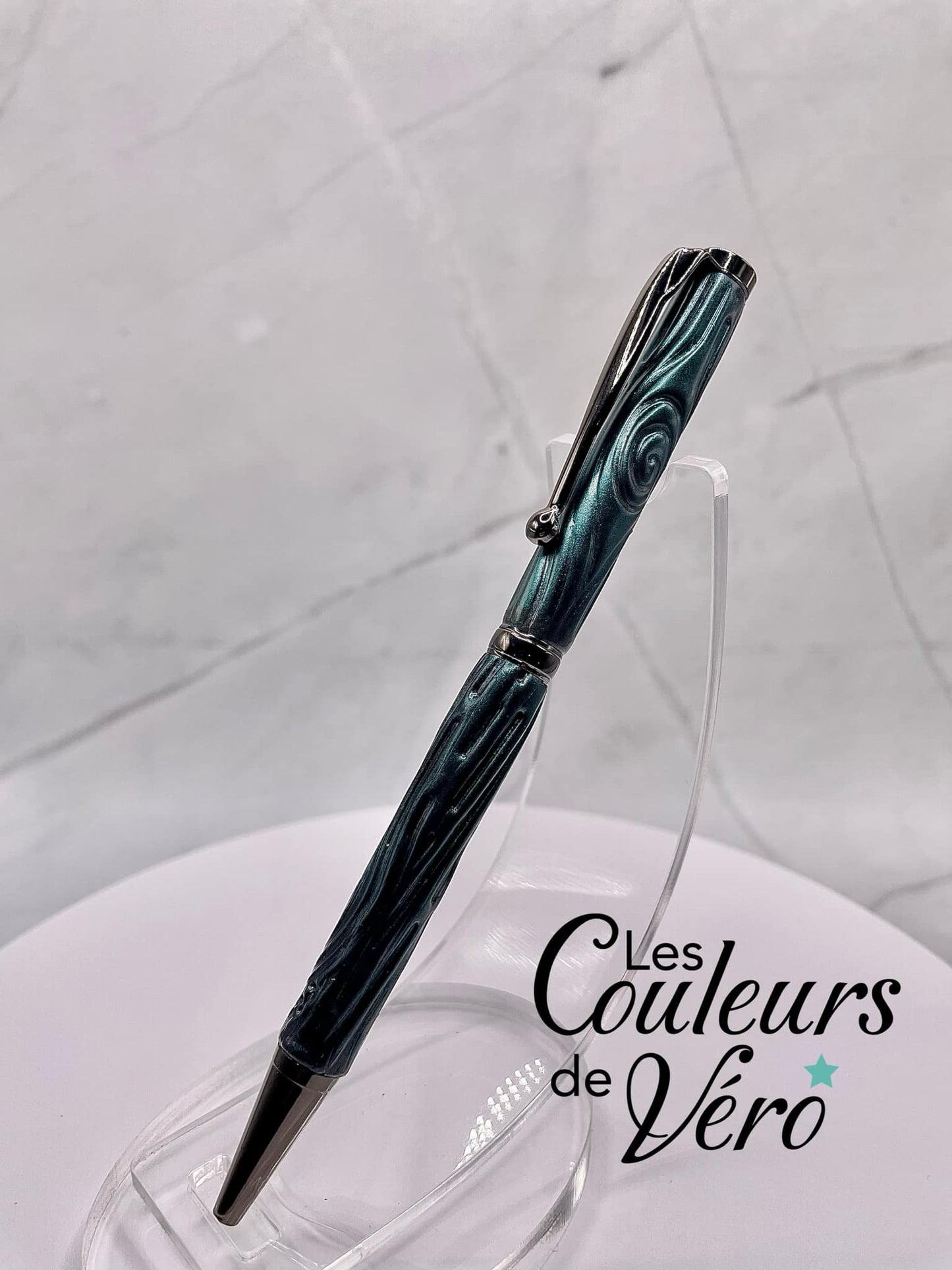 Le seul et unique exemplaire; Stylo bille twist durable, on peut changer l'encre! Un véritable Chef-d'œuvre!