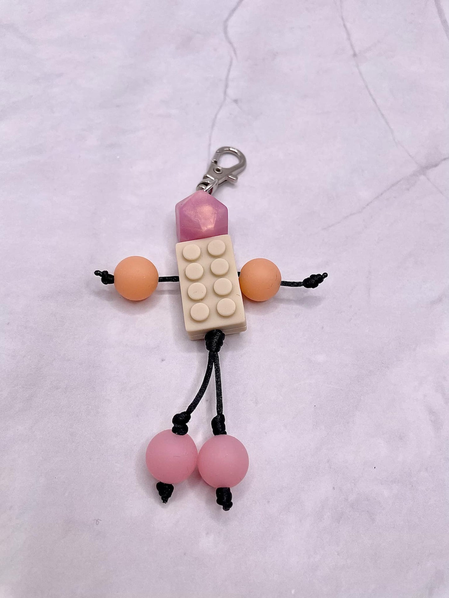 Bonhomme tissé à la main : ce porte-clés est un cordon tréssé avec perle silicone. Tissé à la main à travers différents fils de couleur, beau, unique et plein de créativité. Il peut être associé à un étui de téléphone, un sac à cartes, un portefeuille, une clé de voiture, un pendentif ou une petite poupée à suspendre pour enrichir d'autres fonctions d'utilisation.