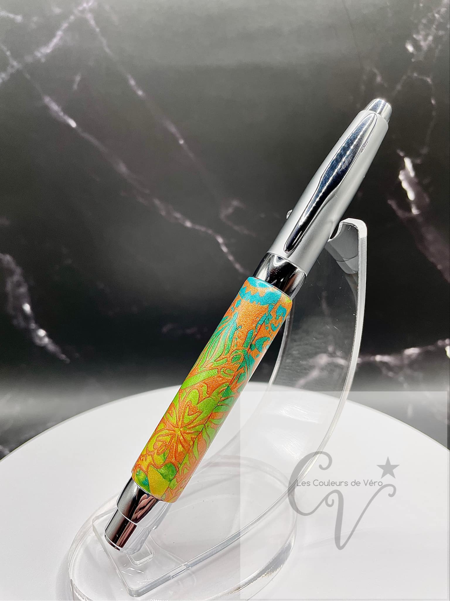 Découvrez le plaisir d'écrire avec ce stylo plume en pâte polymère unique, conçu avec soin en Amérique du Nord. Son design élégant et sa qualité supérieure offrent une expérience d'écriture fluide et précise. Ajoutez une touche de style à toutes vos occasions avec cet outil d'écriture fin et élégant.