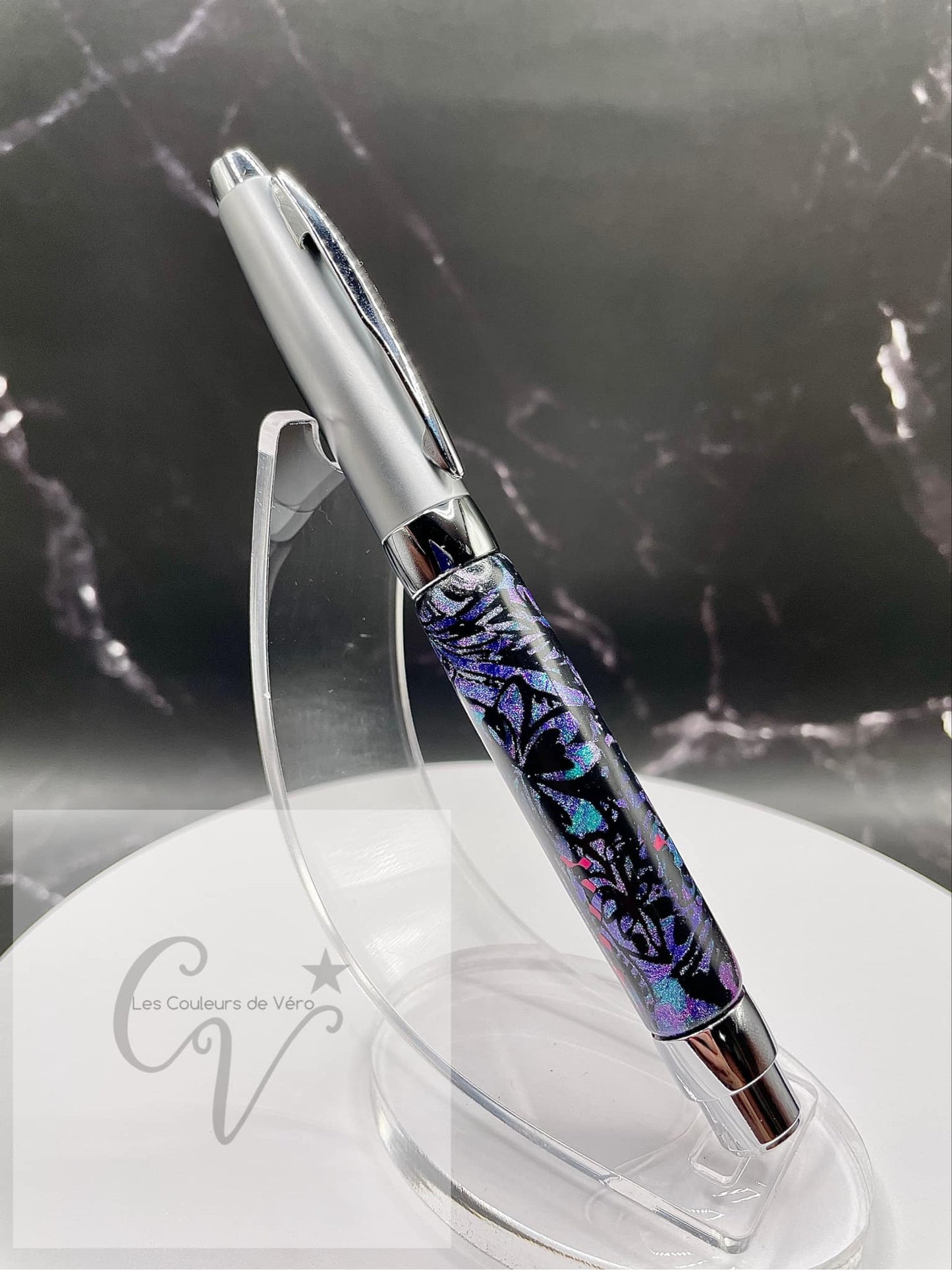 Découvrez le plaisir d'écrire avec ce stylo plume en pâte polymère unique, conçu avec soin en Amérique du Nord. Son design élégant et sa qualité supérieure offrent une expérience d'écriture fluide et précise. Ajoutez une touche de style à toutes vos occasions avec cet outil d'écriture fin et élégant.