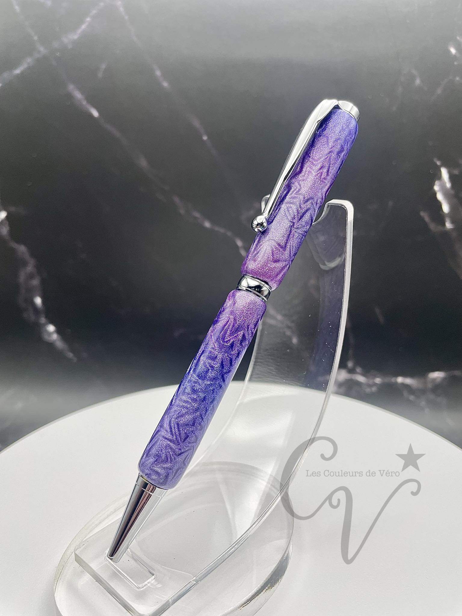 Démarquez-vous avec notre stylo bille torsion durable et unique! Confortable à utiliser et d'une qualité haut-de-gamme. Ajoutez-le à votre collection de stylos originaux et découvrez des possibilités infinies avec ce stylo de luxe. Faites le choix audacieux avec notre stylo exceptionnel, le crayon à l'encre qui vous fera vivre des aventures uniques!