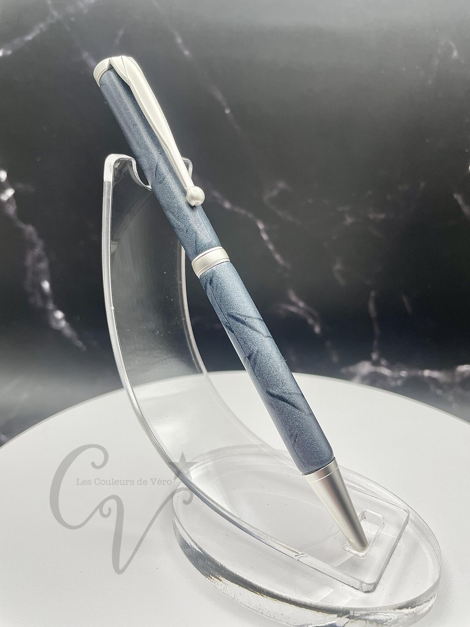 Démarquez-vous avec notre stylo bille torsion durable et unique! Confortable à utiliser et d'une qualité haut-de-gamme. Ajoutez-le à votre collection de stylos originaux et découvrez des possibilités infinies avec ce stylo de luxe. Faites le choix audacieux avec notre stylo exceptionnel, le crayon à l'encre qui vous fera vivre des aventures uniques!