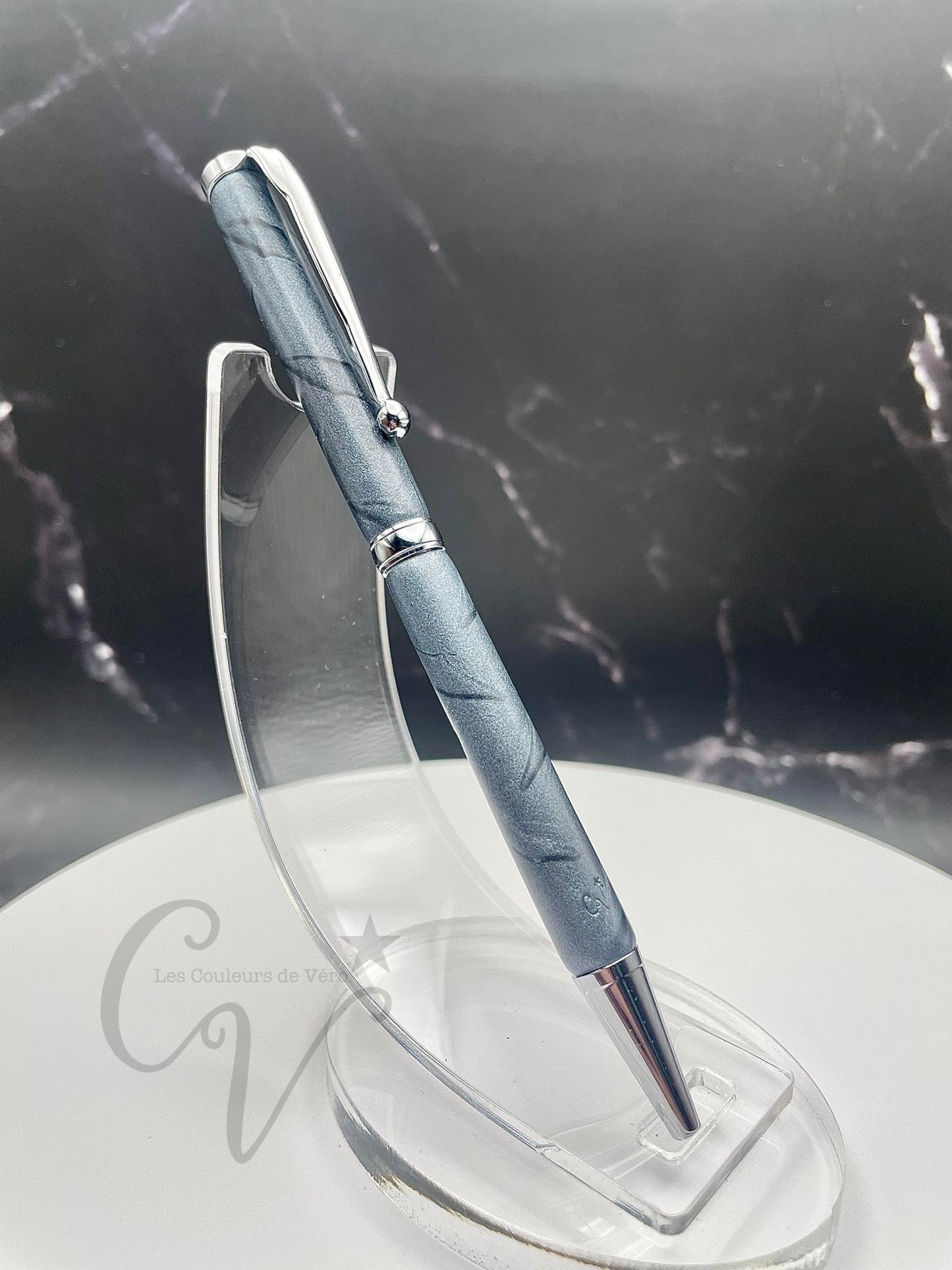 Démarquez-vous avec notre stylo bille torsion durable et unique! Confortable à utiliser et d'une qualité haut-de-gamme. Ajoutez-le à votre collection de stylos originaux et découvrez des possibilités infinies avec ce stylo de luxe. Faites le choix audacieux avec notre stylo exceptionnel, le crayon à l'encre qui vous fera vivre des aventures uniques!