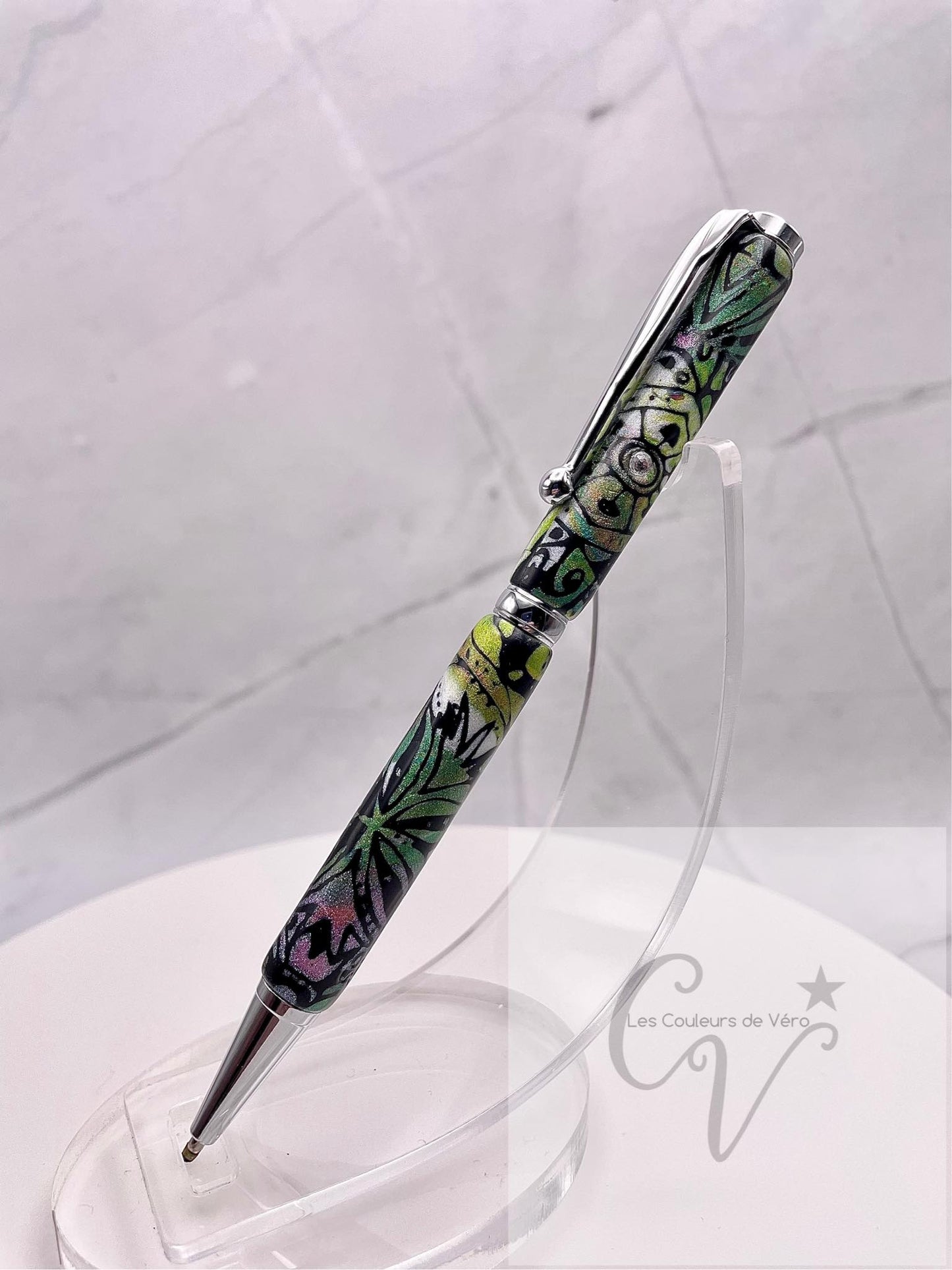 Cet incroyable stylo est doux et lisse au touché, avec un motif unique fait à la main en pâte polymère. La pâte a été minutieusement appliquée sur les tubes du stylo et a été poncée et vernis pour une finition éblouissante et durable. Fabriqué au Québec par une talentueuse artisane locale, ce stylo est une oeuvre! Polymer clay pen handmade. you can change the ink!