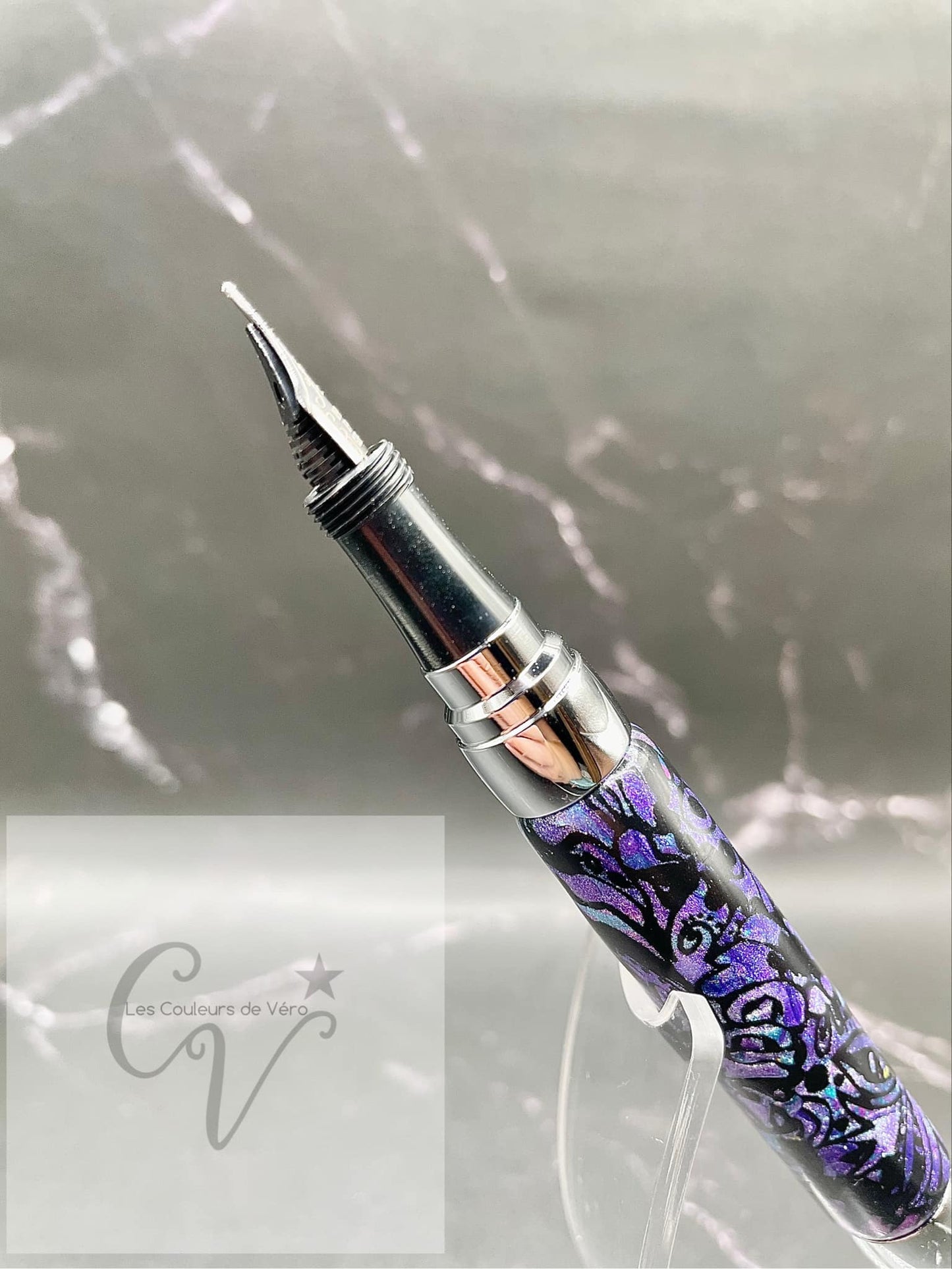 Découvrez le plaisir d'écrire avec ce stylo plume en pâte polymère unique, conçu avec soin en Amérique du Nord. Son design élégant et sa qualité supérieure offrent une expérience d'écriture fluide et précise. Ajoutez une touche de style à toutes vos occasions avec cet outil d'écriture fin et élégant.