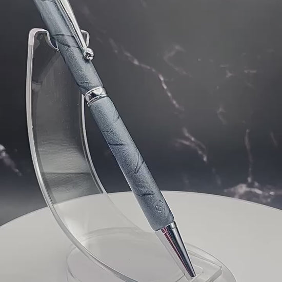 Démarquez-vous avec notre stylo bille torsion durable et unique! Confortable à utiliser et d'une qualité haut-de-gamme. Ajoutez-le à votre collection de stylos originaux et découvrez des possibilités infinies avec ce stylo de luxe. Faites le choix audacieux avec notre stylo exceptionnel, le crayon à l'encre qui vous fera vivre des aventures uniques!