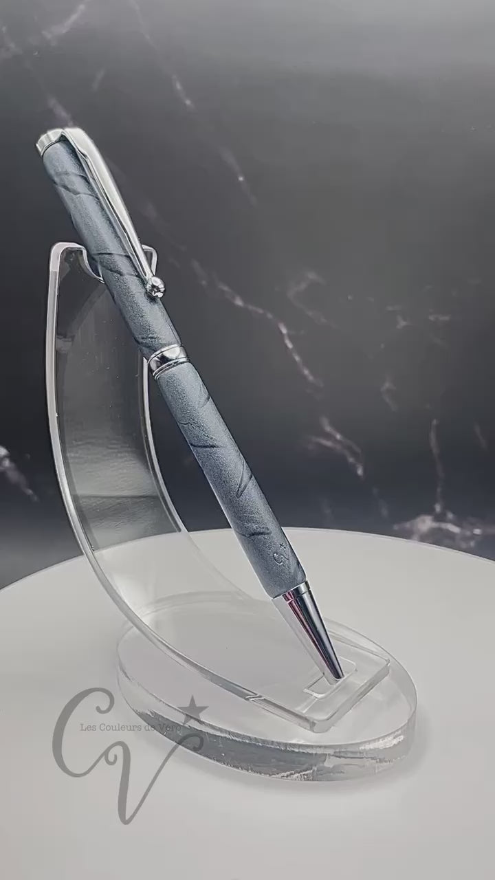 Démarquez-vous avec notre stylo bille torsion durable et unique! Confortable à utiliser et d'une qualité haut-de-gamme. Ajoutez-le à votre collection de stylos originaux et découvrez des possibilités infinies avec ce stylo de luxe. Faites le choix audacieux avec notre stylo exceptionnel, le crayon à l'encre qui vous fera vivre des aventures uniques!