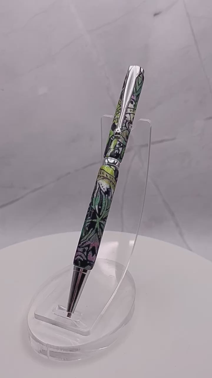 Cet incroyable stylo est doux et lisse au touché, avec un motif unique fait à la main en pâte polymère. La pâte a été minutieusement appliquée sur les tubes du stylo et a été poncée et vernis pour une finition éblouissante et durable. Fabriqué au Québec par une talentueuse artisane locale, ce stylo est une oeuvre! Polymer clay pen handmade. you can change the ink!