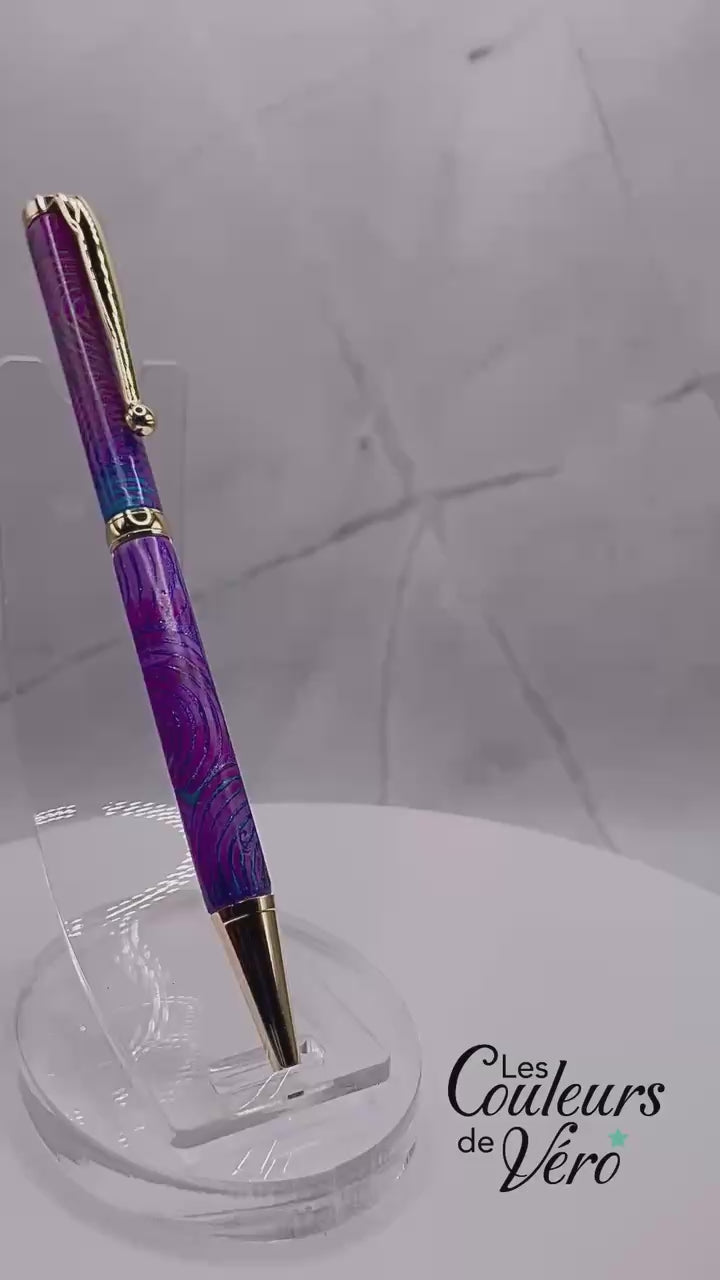 Le seul et unique exemplaire; Stylo bille twist durable, on peut changer l'encre! Un véritable Chef-d'œuvre!