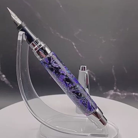 Découvrez le plaisir d'écrire avec ce stylo plume en pâte polymère unique, conçu avec soin en Amérique du Nord. Son design élégant et sa qualité supérieure offrent une expérience d'écriture fluide et précise. Ajoutez une touche de style à toutes vos occasions avec cet outil d'écriture fin et élégant.