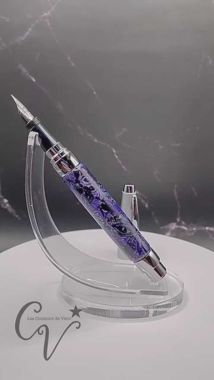 Découvrez le plaisir d'écrire avec ce stylo plume en pâte polymère unique, conçu avec soin en Amérique du Nord. Son design élégant et sa qualité supérieure offrent une expérience d'écriture fluide et précise. Ajoutez une touche de style à toutes vos occasions avec cet outil d'écriture fin et élégant.