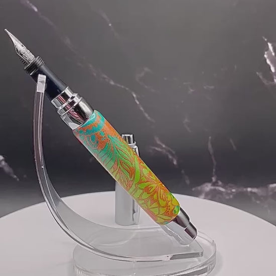 Découvrez le plaisir d'écrire avec ce stylo plume en pâte polymère unique, conçu avec soin en Amérique du Nord. Son design élégant et sa qualité supérieure offrent une expérience d'écriture fluide et précise. Ajoutez une touche de style à toutes vos occasions avec cet outil d'écriture fin et élégant.