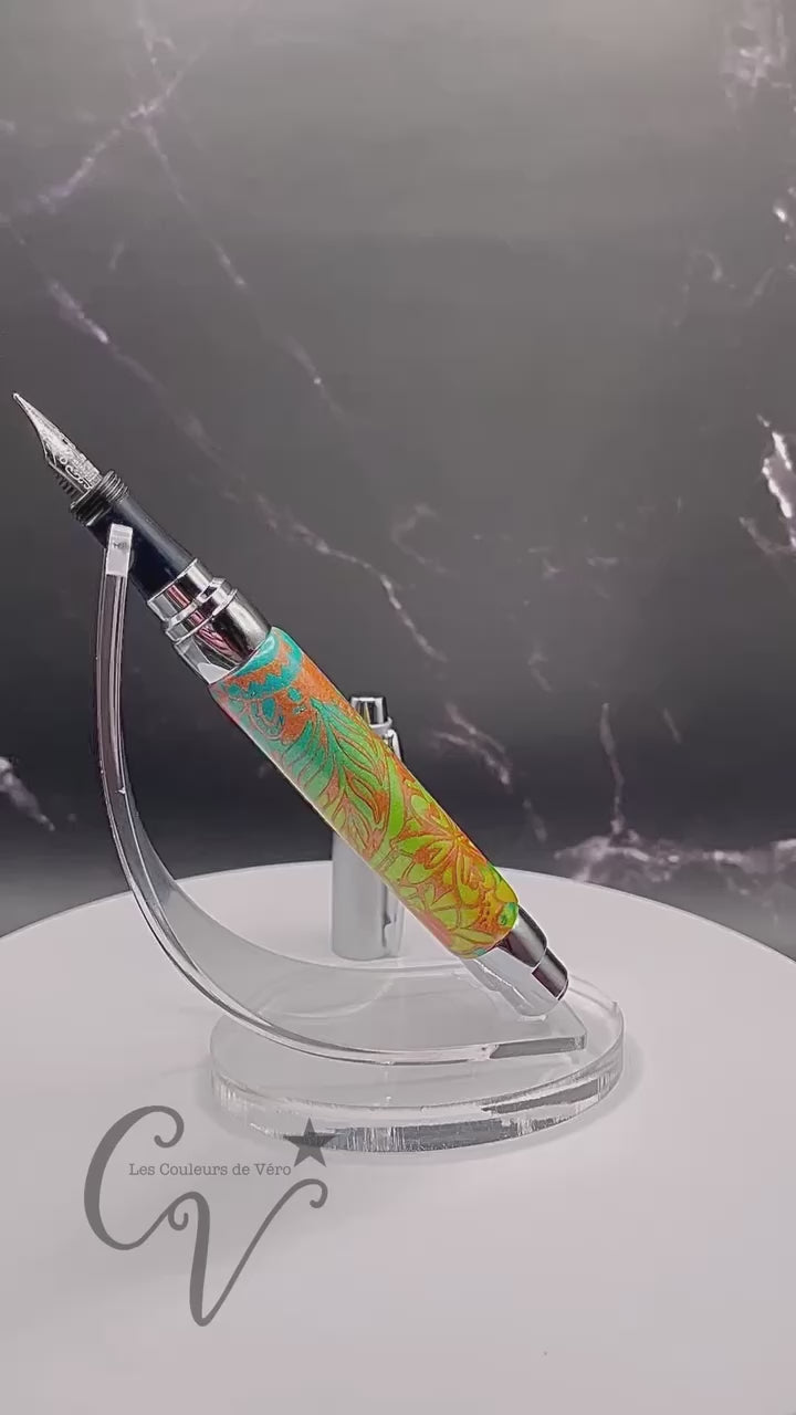 Découvrez le plaisir d'écrire avec ce stylo plume en pâte polymère unique, conçu avec soin en Amérique du Nord. Son design élégant et sa qualité supérieure offrent une expérience d'écriture fluide et précise. Ajoutez une touche de style à toutes vos occasions avec cet outil d'écriture fin et élégant.