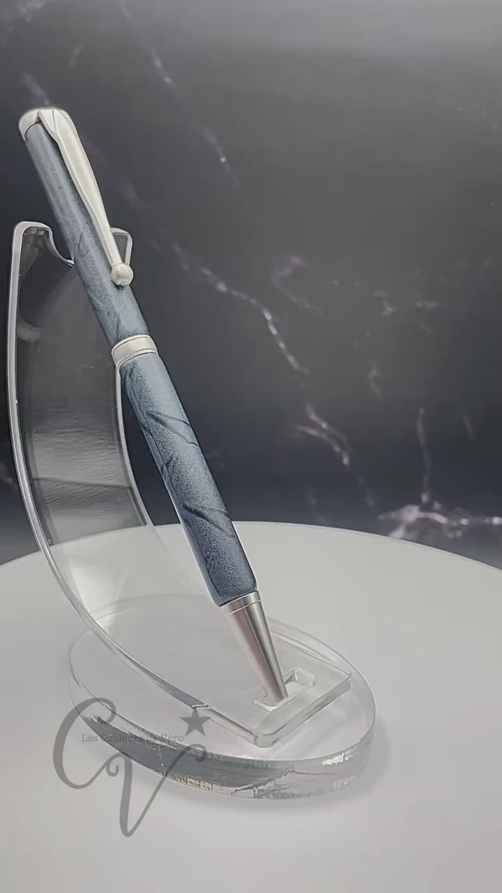 Démarquez-vous avec notre stylo bille torsion durable et unique! Confortable à utiliser et d'une qualité haut-de-gamme. Ajoutez-le à votre collection de stylos originaux et découvrez des possibilités infinies avec ce stylo de luxe. Faites le choix audacieux avec notre stylo exceptionnel, le crayon à l'encre qui vous fera vivre des aventures uniques!