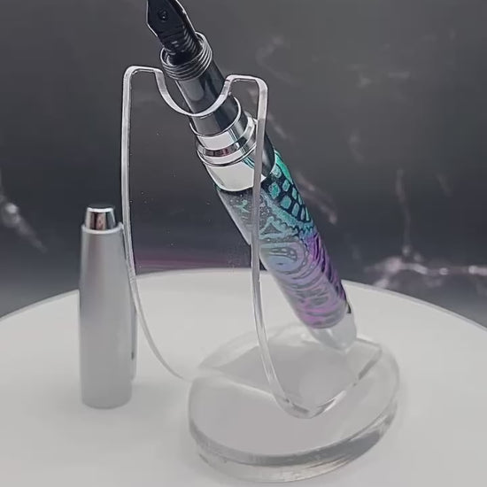 Découvrez le plaisir d'écrire avec ce stylo plume en pâte polymère unique, conçu avec soin en Amérique du Nord. Son design élégant et sa qualité supérieure offrent une expérience d'écriture fluide et précise. Ajoutez une touche de style à toutes vos occasions avec cet outil d'écriture fin et élégant.