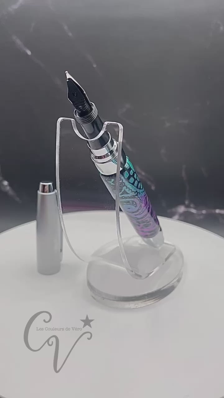 Découvrez le plaisir d'écrire avec ce stylo plume en pâte polymère unique, conçu avec soin en Amérique du Nord. Son design élégant et sa qualité supérieure offrent une expérience d'écriture fluide et précise. Ajoutez une touche de style à toutes vos occasions avec cet outil d'écriture fin et élégant.