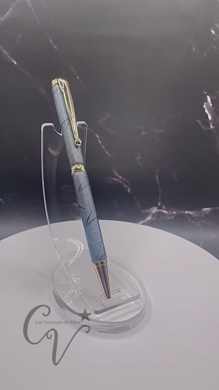 Le seul et unique exemplaire; Stylo bille twist durable, on peut changer l'encre! Un véritable Chef-d'œuvre!